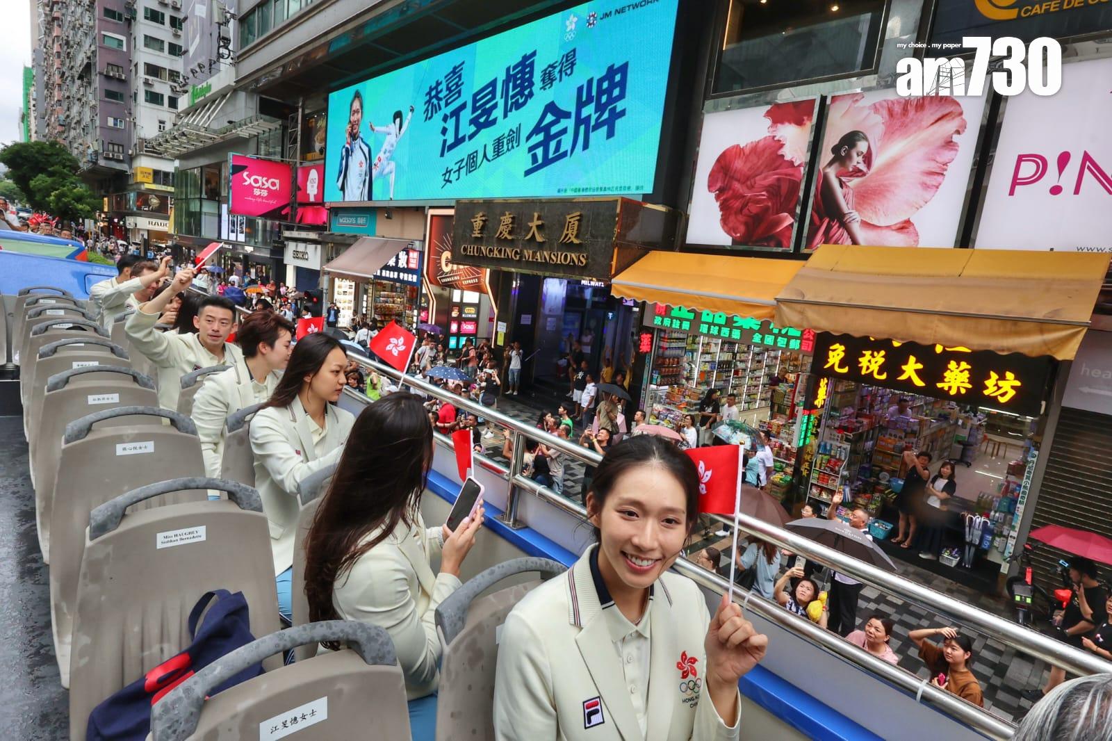 巴黎奧運港隊巡遊|巴士經過各區,眾運動員不時與市民互動。