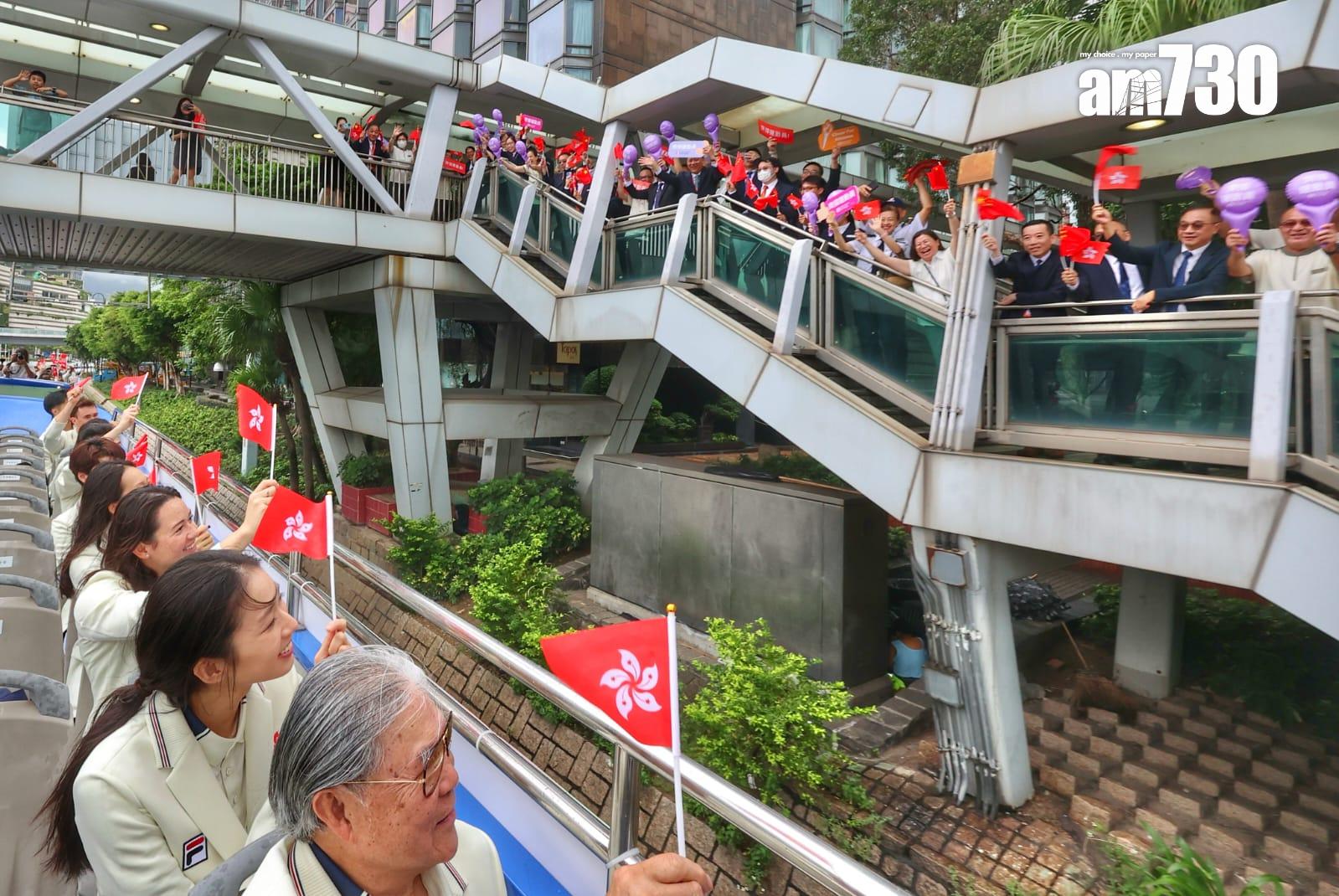 巴黎奧運港隊巡遊|巴士經過各區,眾運動員不時與市民互動。
