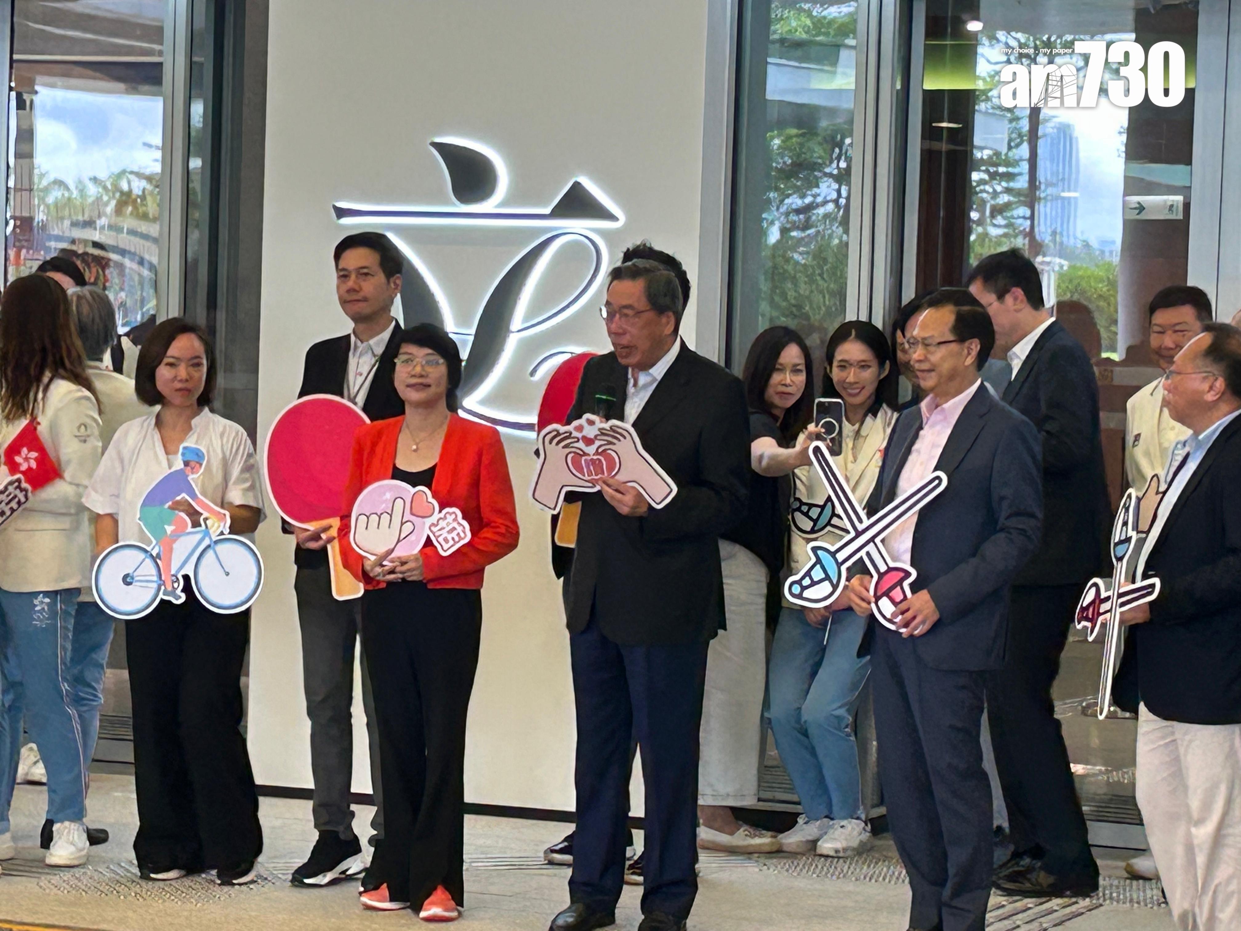 巴黎奧運港隊巡遊|一眾運動員抵達立法會後下車,多名議員手持道具牌在場迎接。(陳芷晴攝)