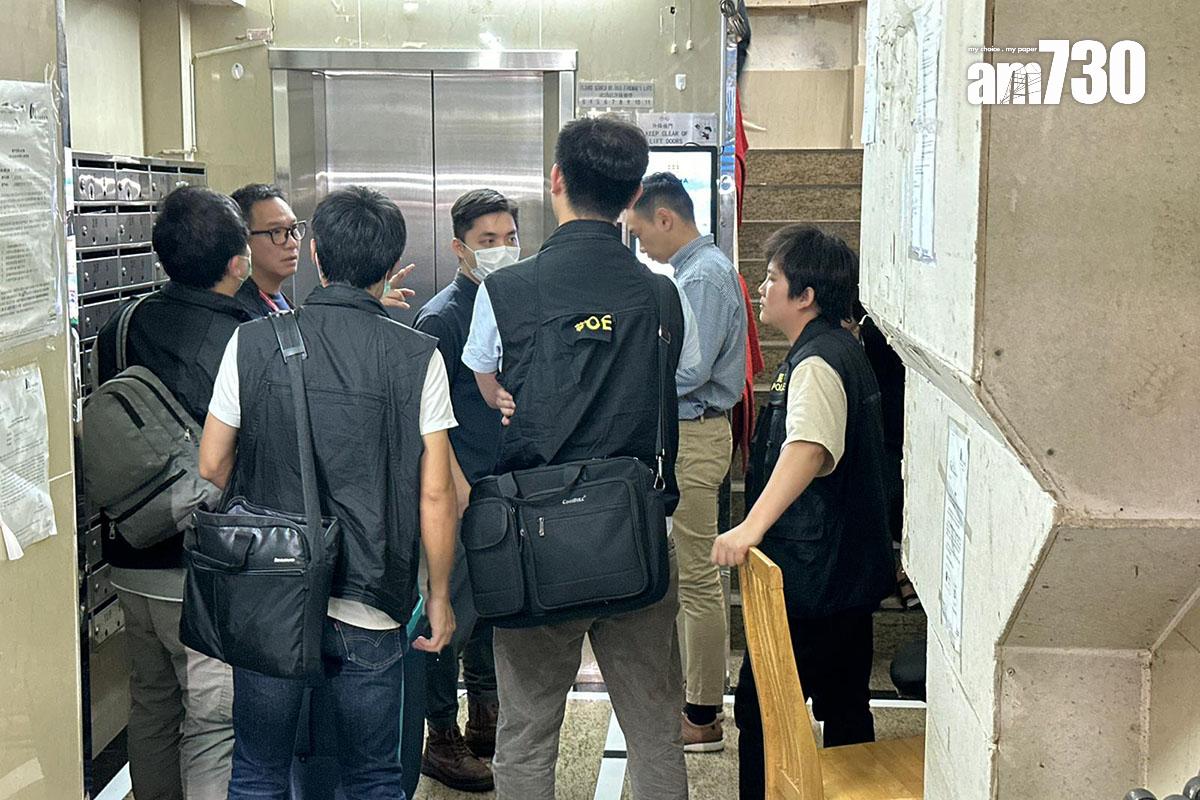 觀塘長安大樓一個單位發現兩具屍體,警方到場調查。(陳奕釗攝)