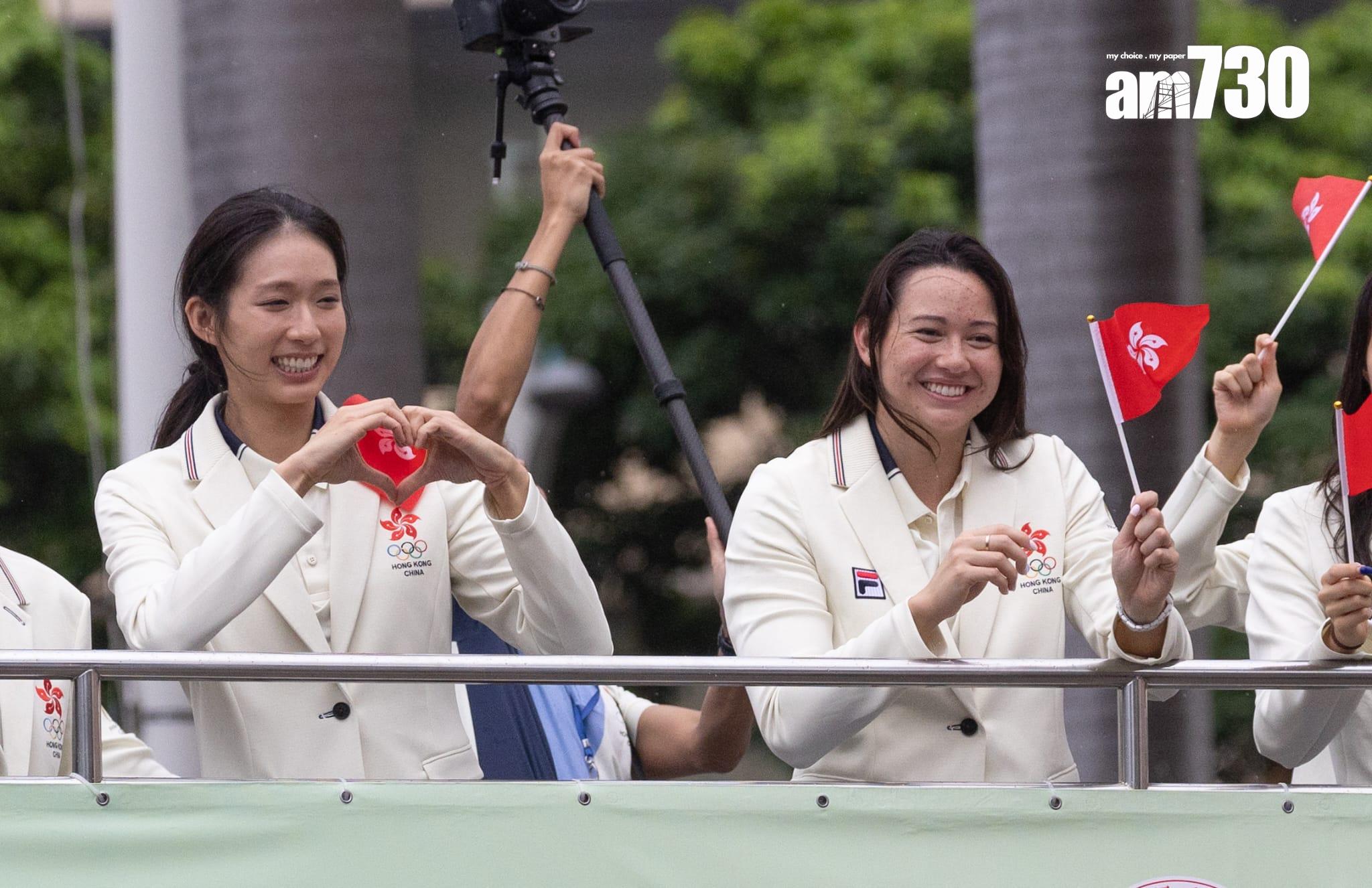 巴黎奧運會中國香港代表團巴士巡遊抵達尖沙咀,獲在場市民遊客歡迎。(蘇文傑攝)