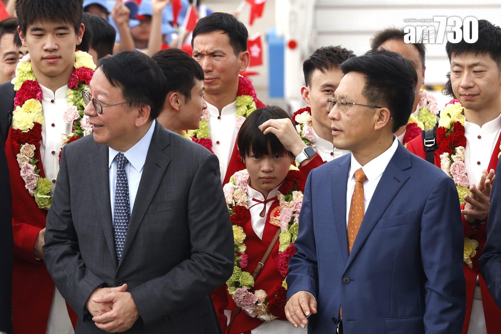 國家隊訪港|「新跳水皇后」全紅嬋似乎休息不足,落機後列隊準備出席儀式時一度打呵欠(林俊源攝)