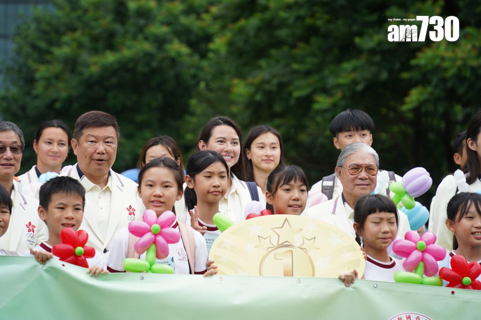 巴黎奧運港隊巡遊|中國香港代表團成員抵添馬公園與學生交流。(吳康琦攝)