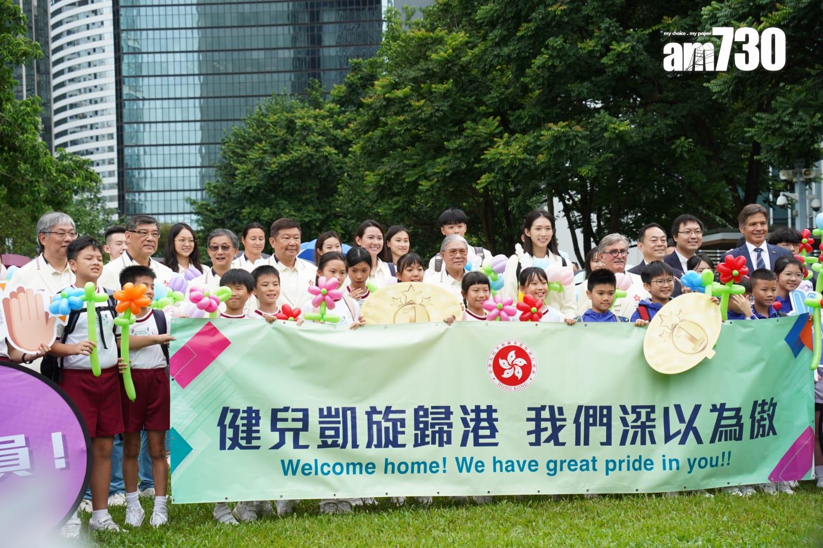 巴黎奧運港隊巡遊|中國香港代表團成員抵添馬公園與學生交流。(吳康琦攝)