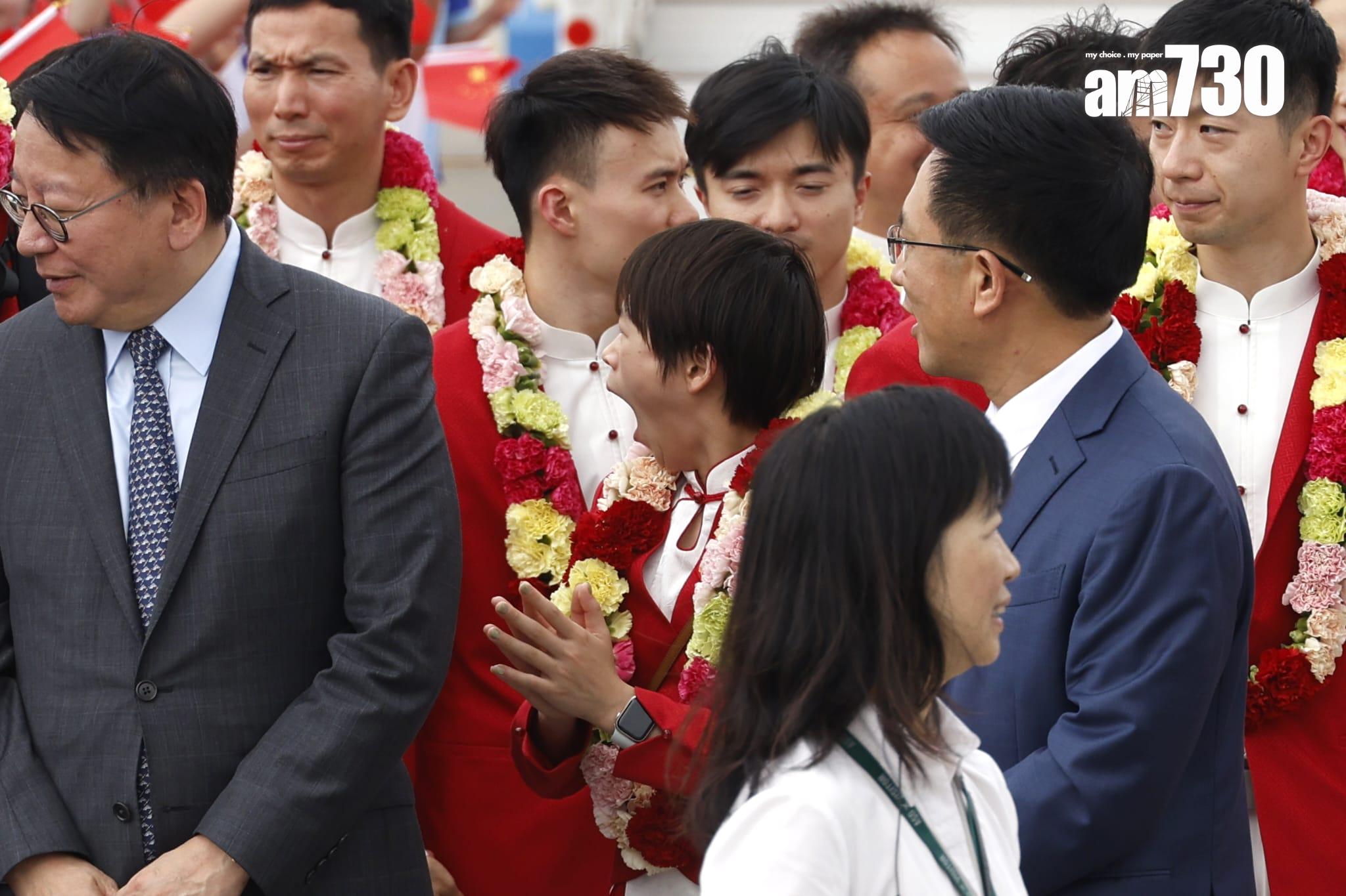 國家隊訪港|「新跳水皇后」全紅嬋似乎休息不足,落機後列隊準備出席儀式時一度打呵欠(林俊源攝)