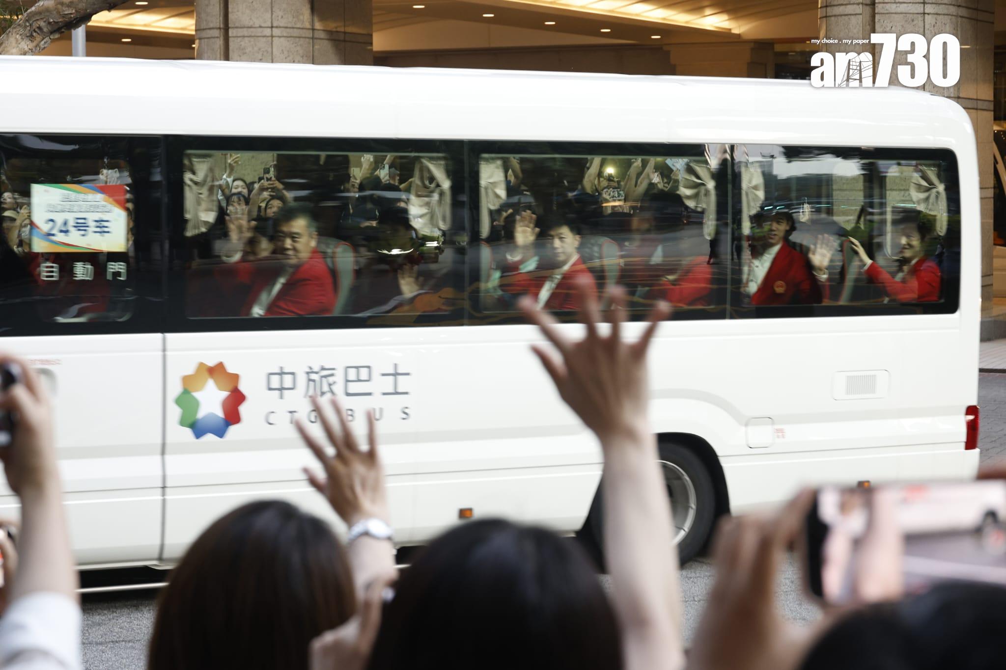 代表團入住尖沙咀一間酒店,酒店外有大批粉絲等待(林俊源攝)