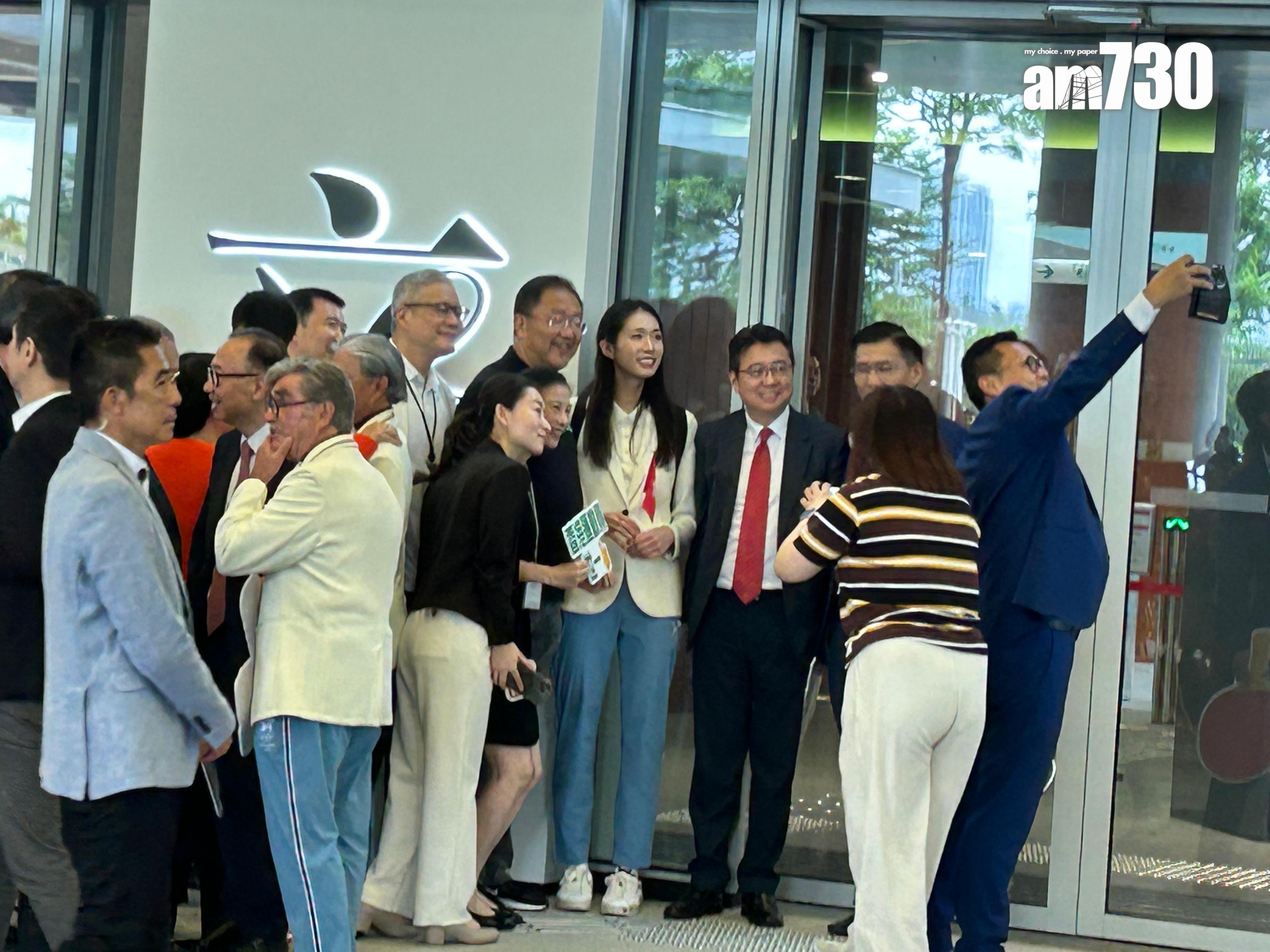 巴黎奧運港隊巡遊|議員把握機會與各運動員「打卡」合照,最受歡迎的莫過於「劍后」江旻憓。(陳芷晴攝)