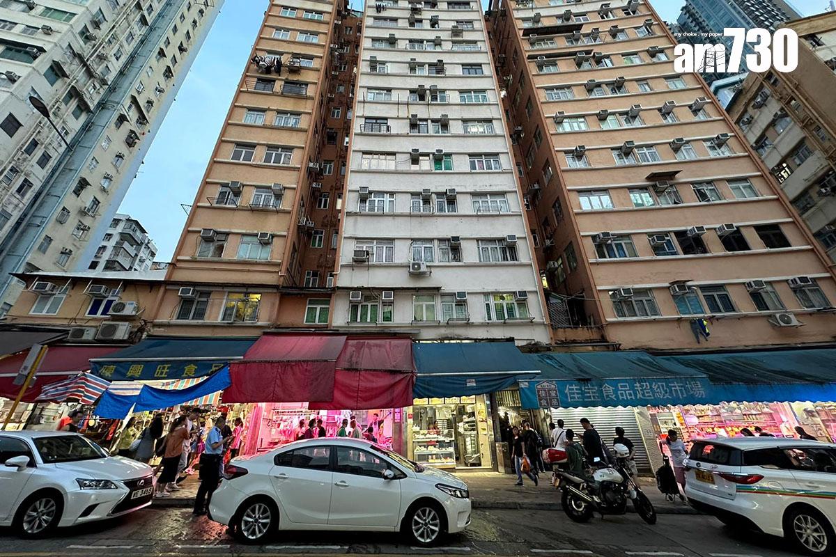 觀塘長安大樓一個單位發現兩具屍體,警方到場調查。(陳奕釗攝)