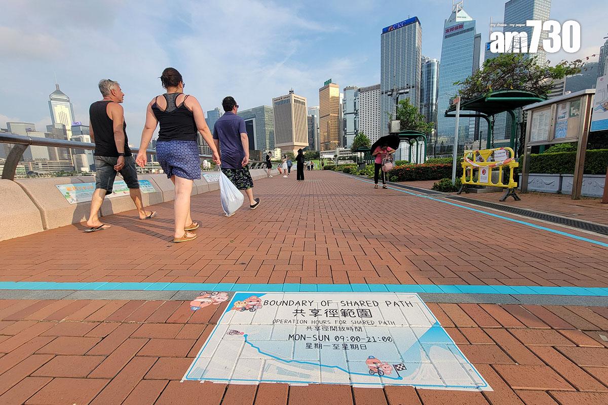 中環至灣仔段海濱共享徑試驗計劃周四起進入次階段,市民續可騎單車。(資料圖片/鍾式明攝)