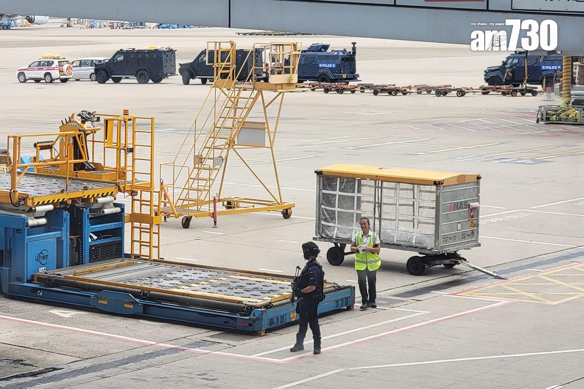 機場特警在香港國際機場停機坪戒備。(鍾式明攝)