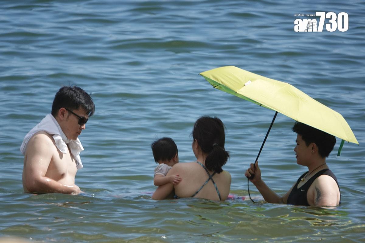 夏日炎炎,不少市民都會到泳灘暢泳消暑。(資料圖片/陳奕釗攝)