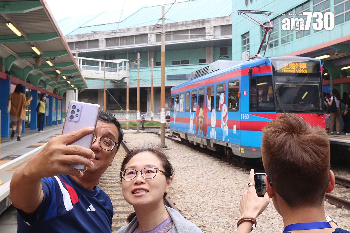 輕鐵兆康站一個月台裝飾為「多啦A夢主題月台」。(資料圖片)