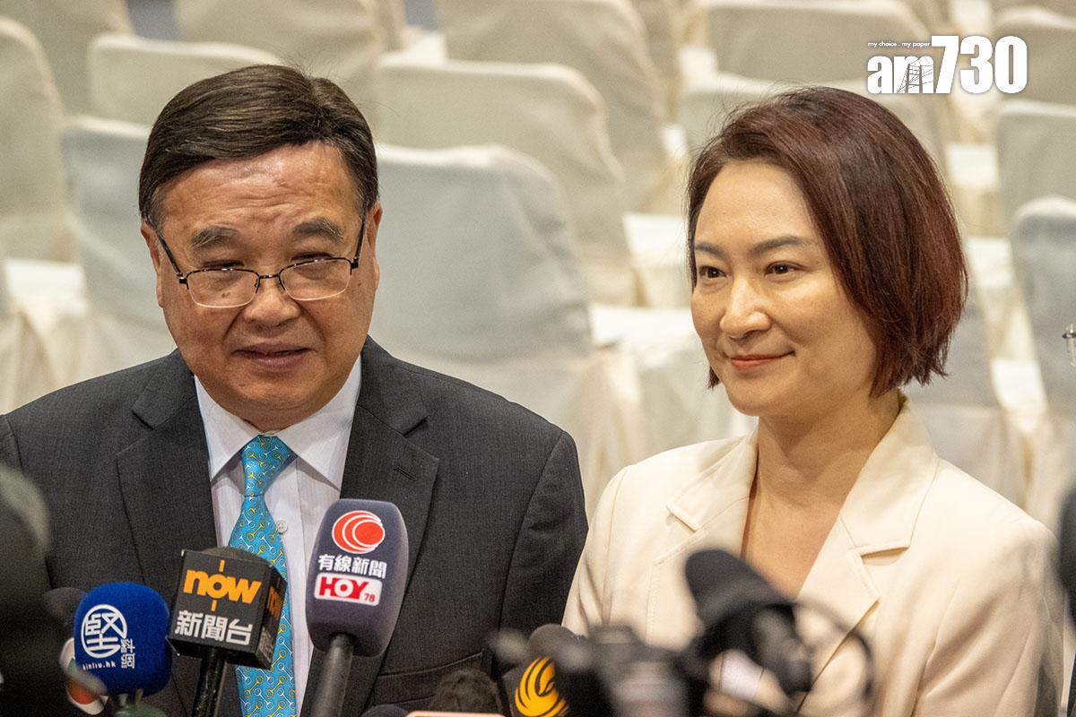 李慧琼(右)表示,香港在每個時代都扮演不同角色;旁為黃玉山。(陳奕釗攝)