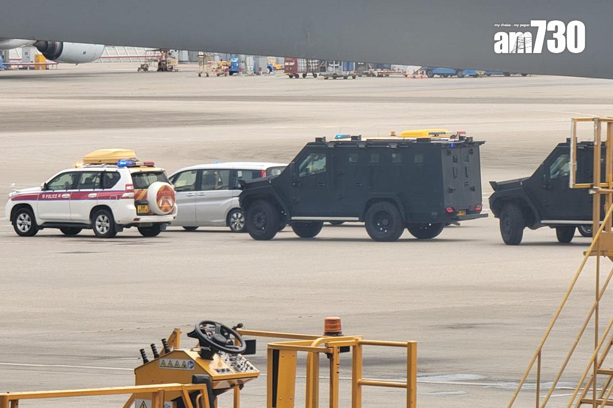 香港國際機場停機坪停泊警隊裝甲車。(鍾式明攝)