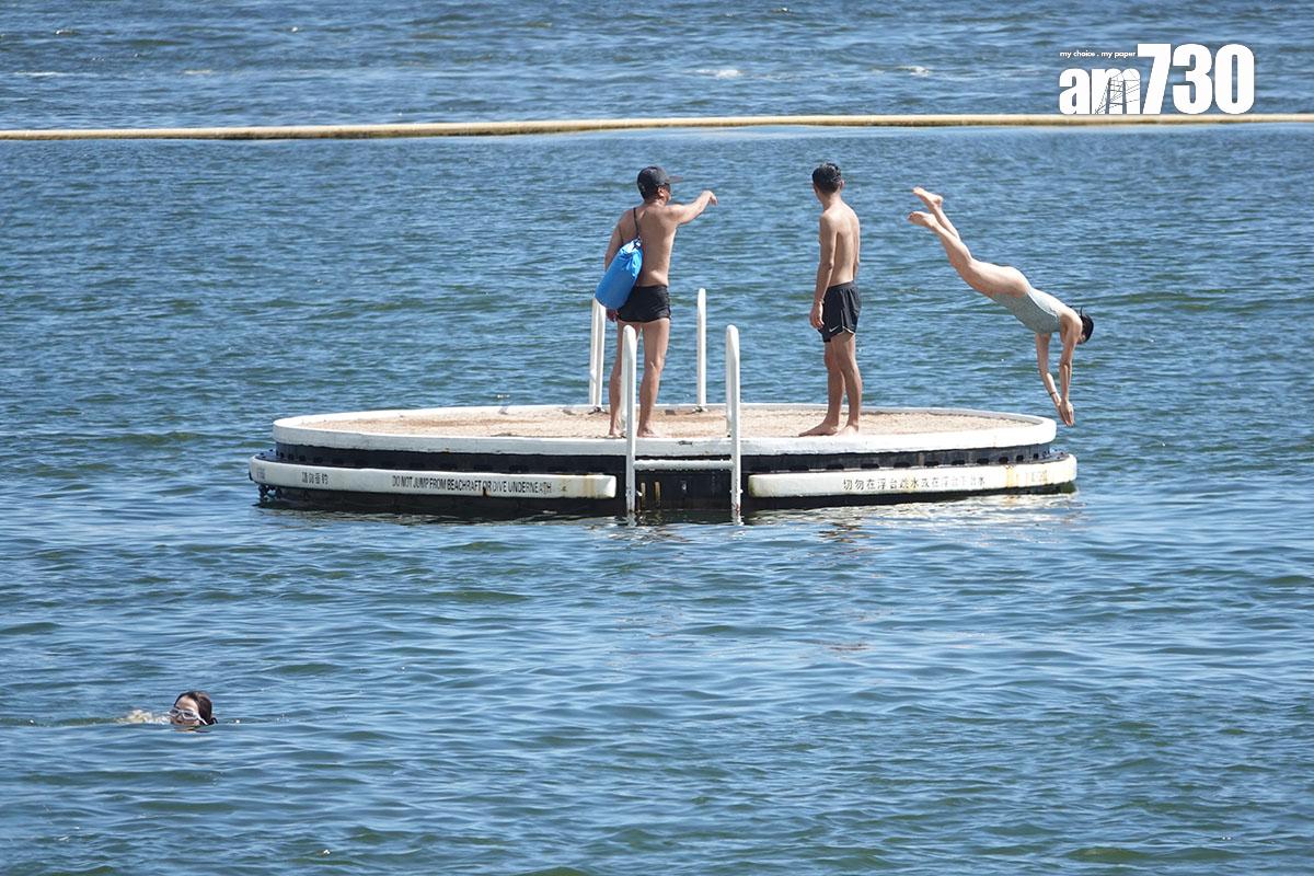 夏日炎炎,不少市民都會到泳灘暢泳消暑。(資料圖片/陳奕釗攝)