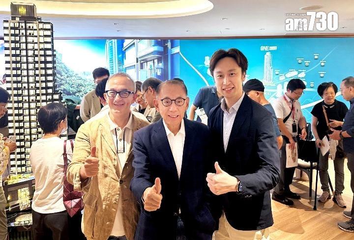 英皇集團主席楊受成(中)今日親臨「ONE JARDINE’S LOOKOUT」展銷廳打氣。