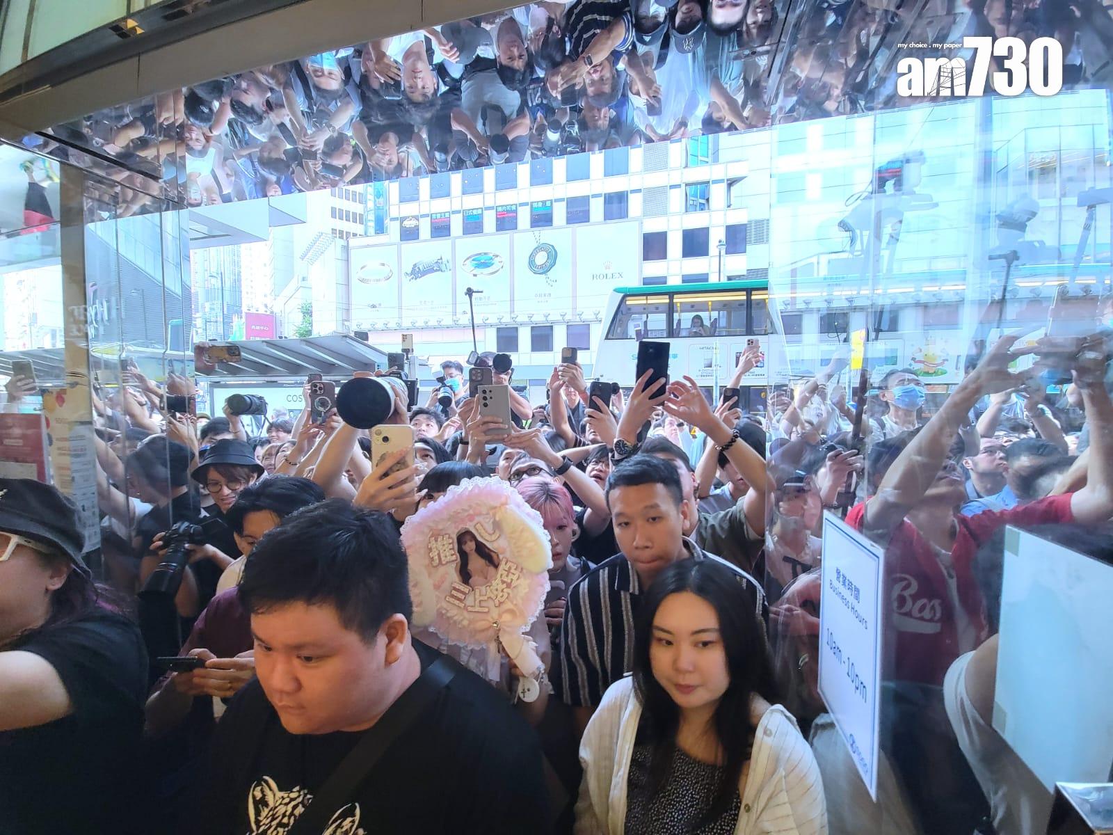 三上悠亞吸引大批粉絲到場支持。 (林俊源攝)