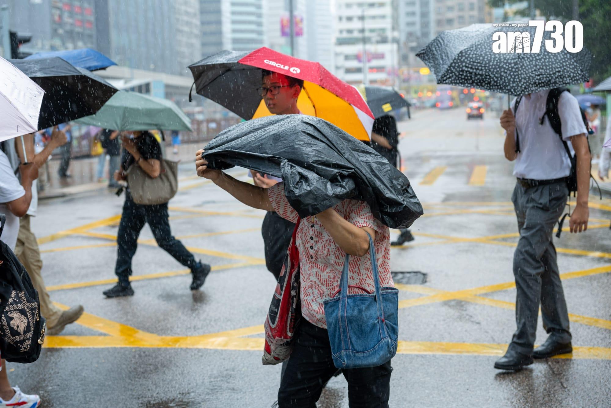 天文台指香港以南水域的雨帶正向北移動,可能會在未來一兩小時影響本港。(陳奕釗攝)