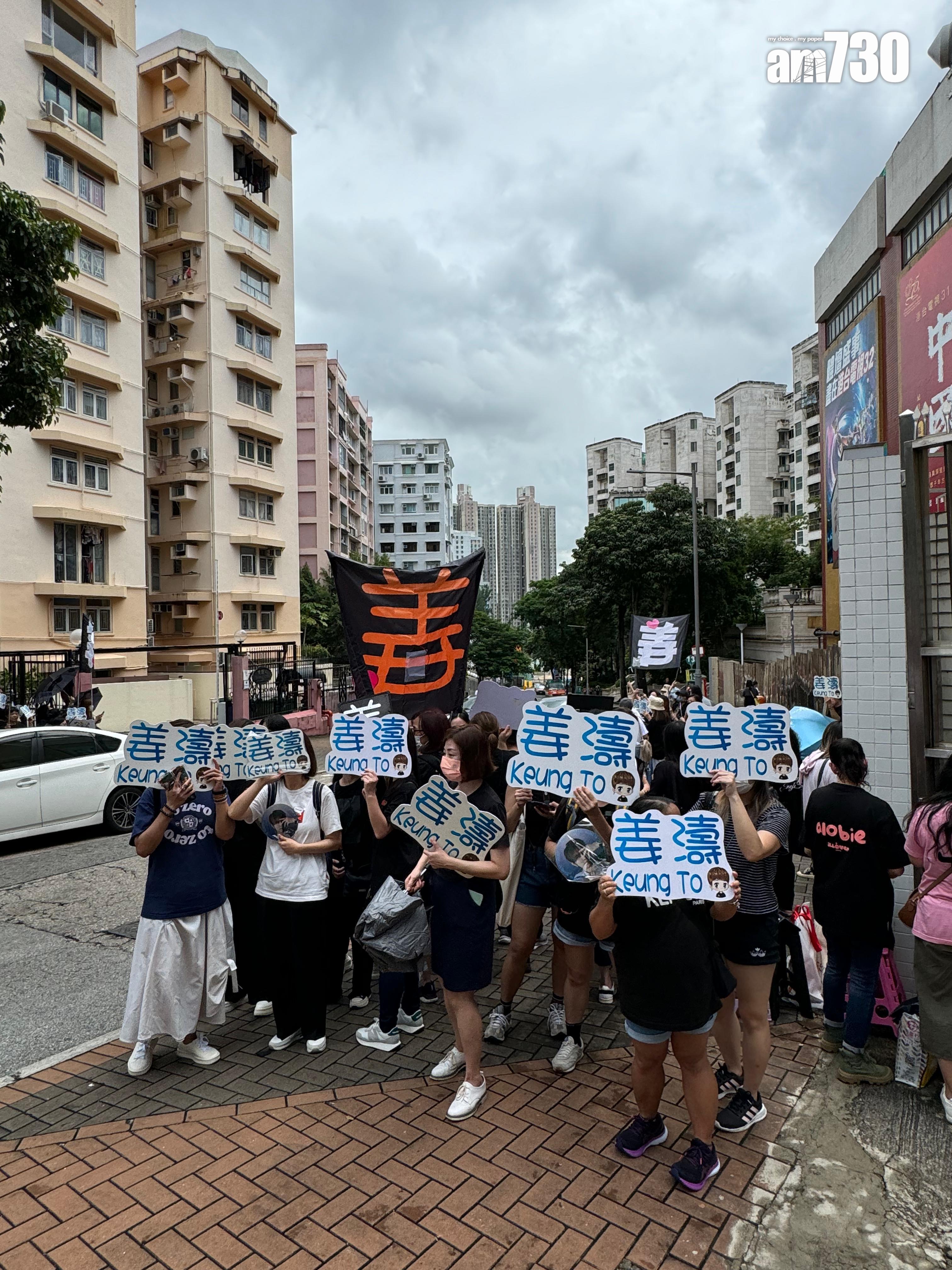 各派鏡粉在商台門外霸位撐偶像。 (娛樂組攝)