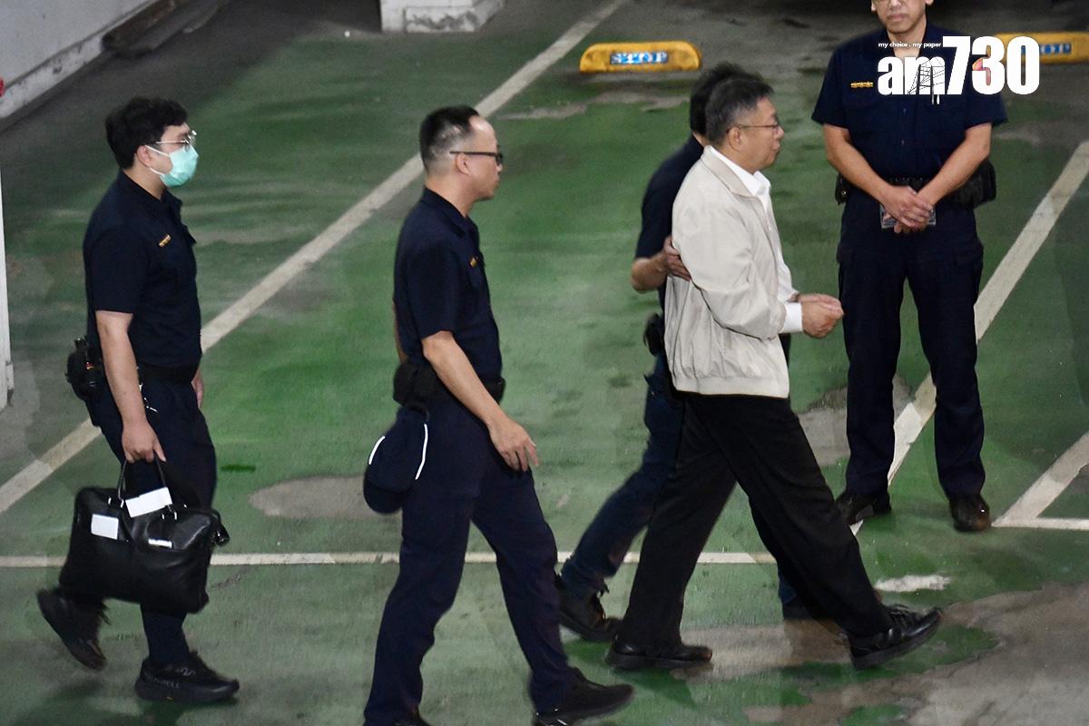 柯文哲被羈押庭裁定羈押禁見後步上囚車。(中通社)