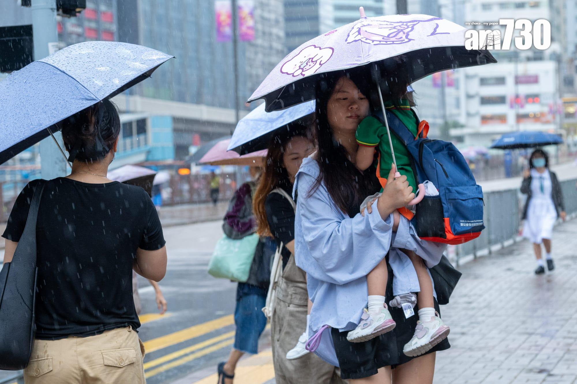 天文台指香港以南水域的雨帶正向北移動,可能會在未來一兩小時影響本港。(陳奕釗攝)