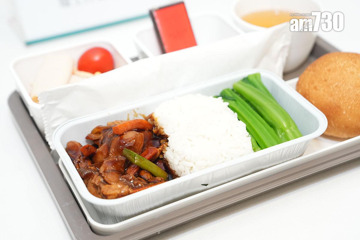 飛機餐一般會由多個塑膠杯和容器組成,分別盛載不同食物。(資料圖片/陳奕釗攝)