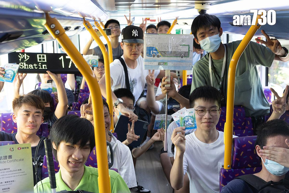 城巴雙層氫能巴士載客過海首日,吸引大批巴士迷到場試搭。(資料圖片/蘇文傑攝)