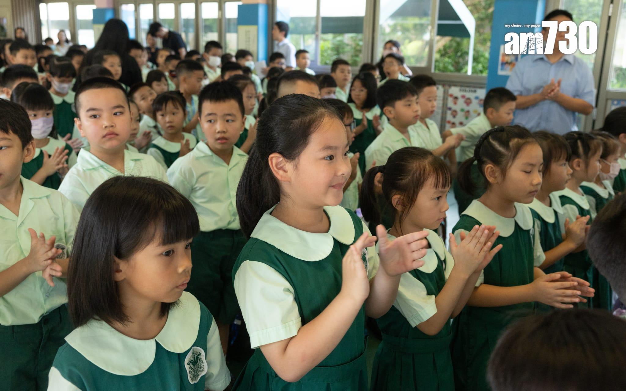 今日是9月2日開學日,在北區一間小學,不少學生和家長一早趕到學校等候開學。(蘇文傑攝)