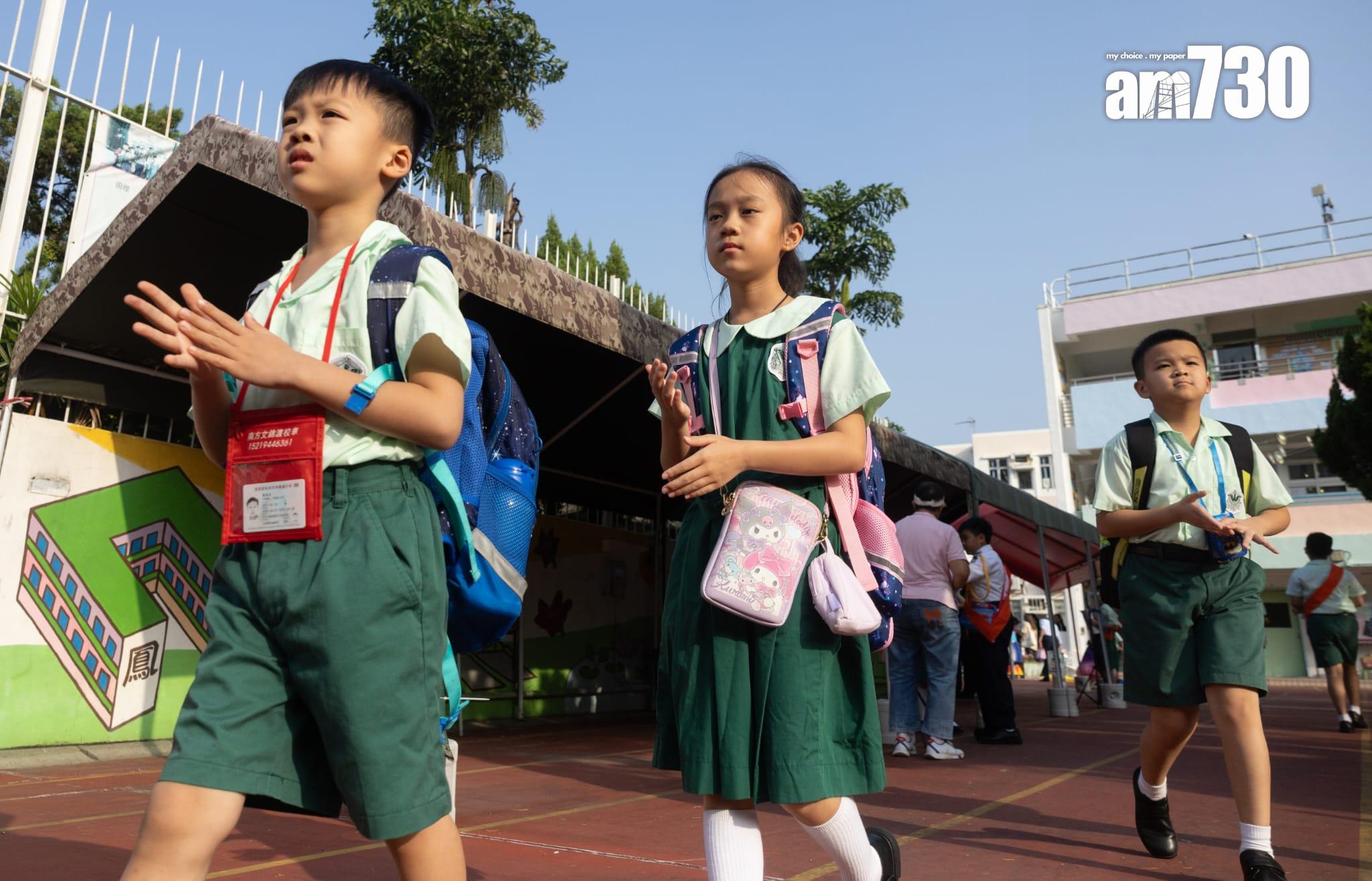 今日是9月2日開學日,在北區一間小學,不少學生和家長一早趕到學校等候開學。(蘇文傑攝)