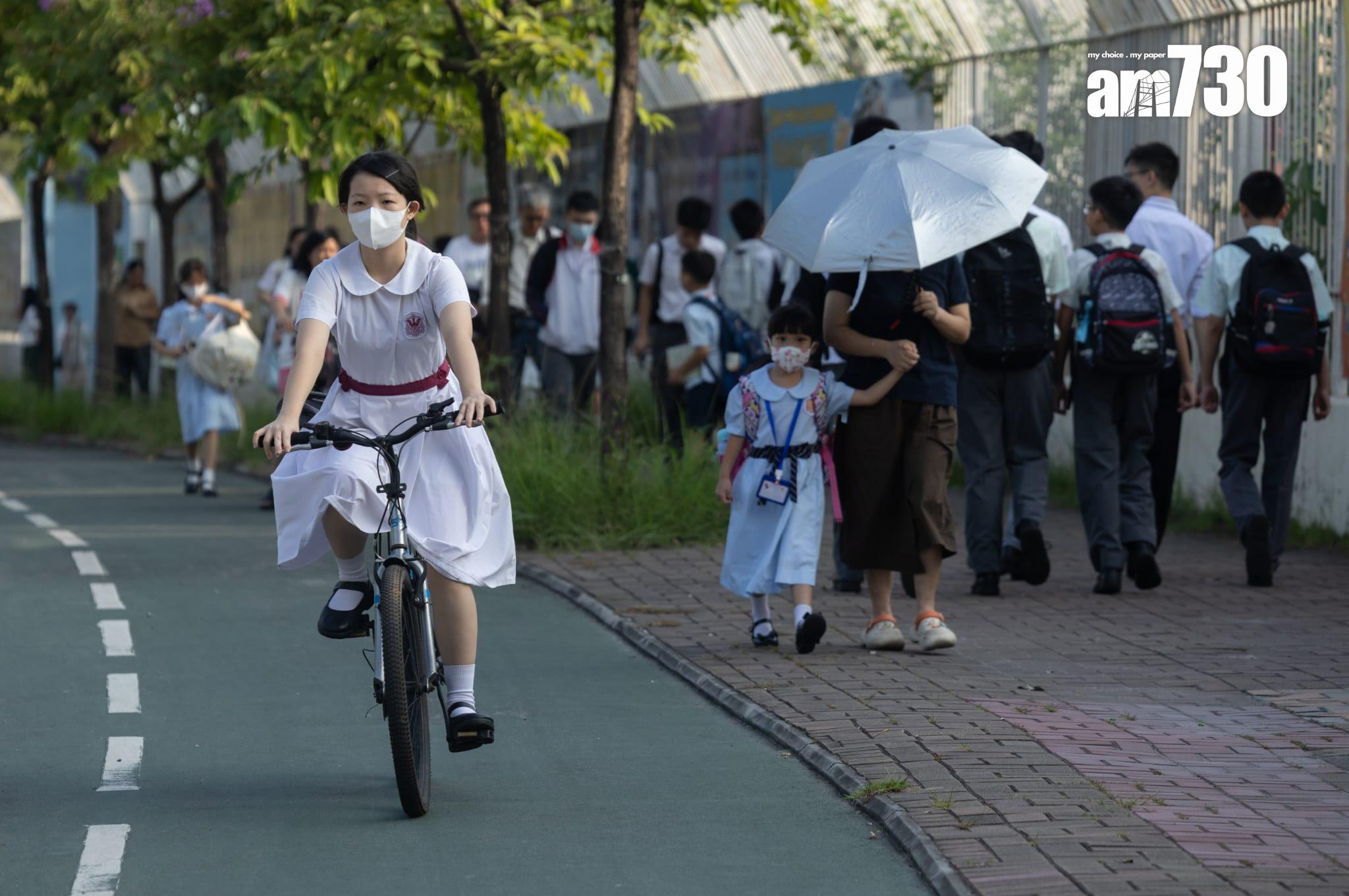 今日是9月2日開學日,不少學生和家長一早趕到學校等候開學。(蘇文傑攝)