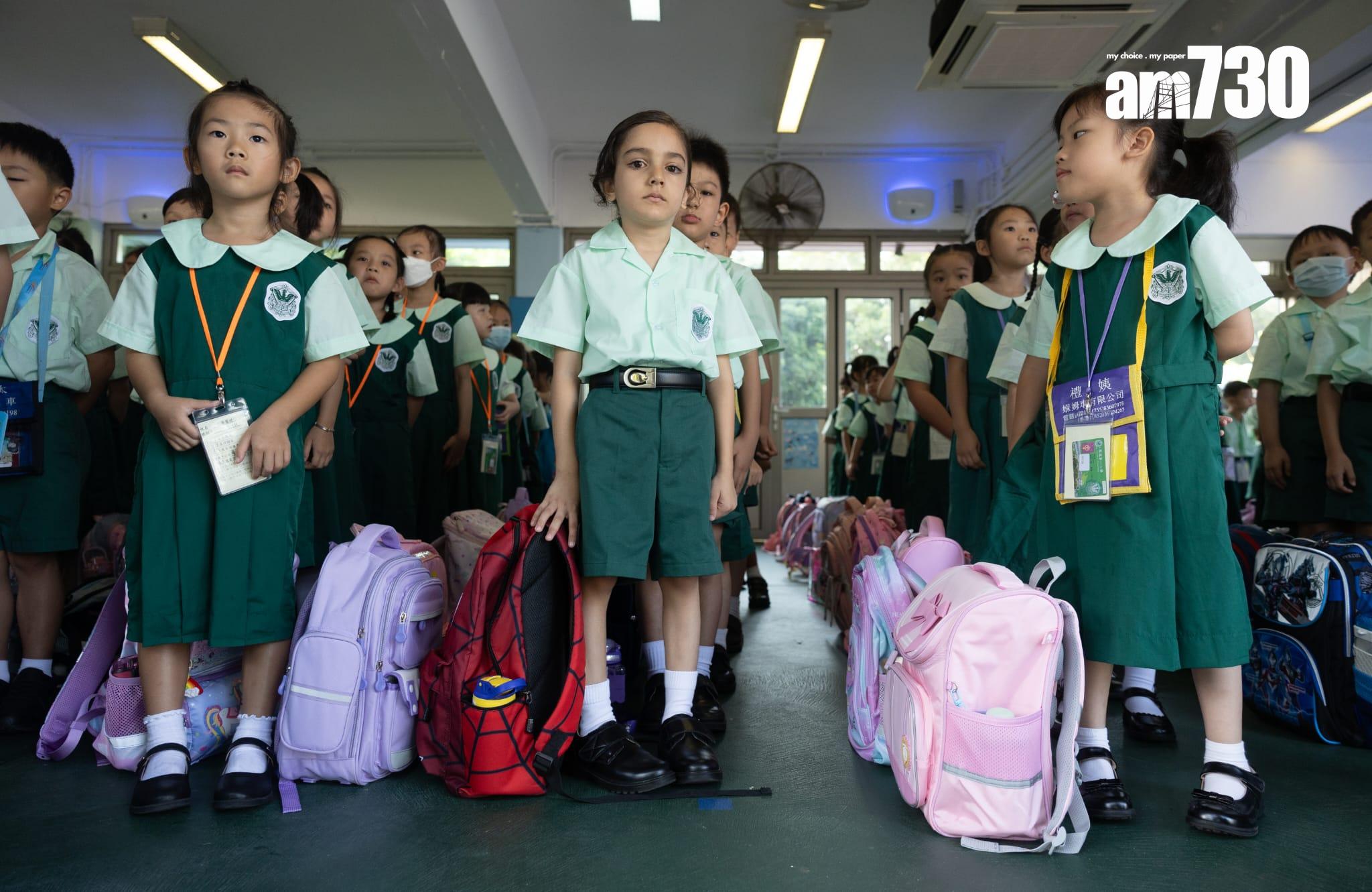 今日是9月2日開學日,在北區一間小學,不少學生和家長一早趕到學校等候開學。(蘇文傑攝)