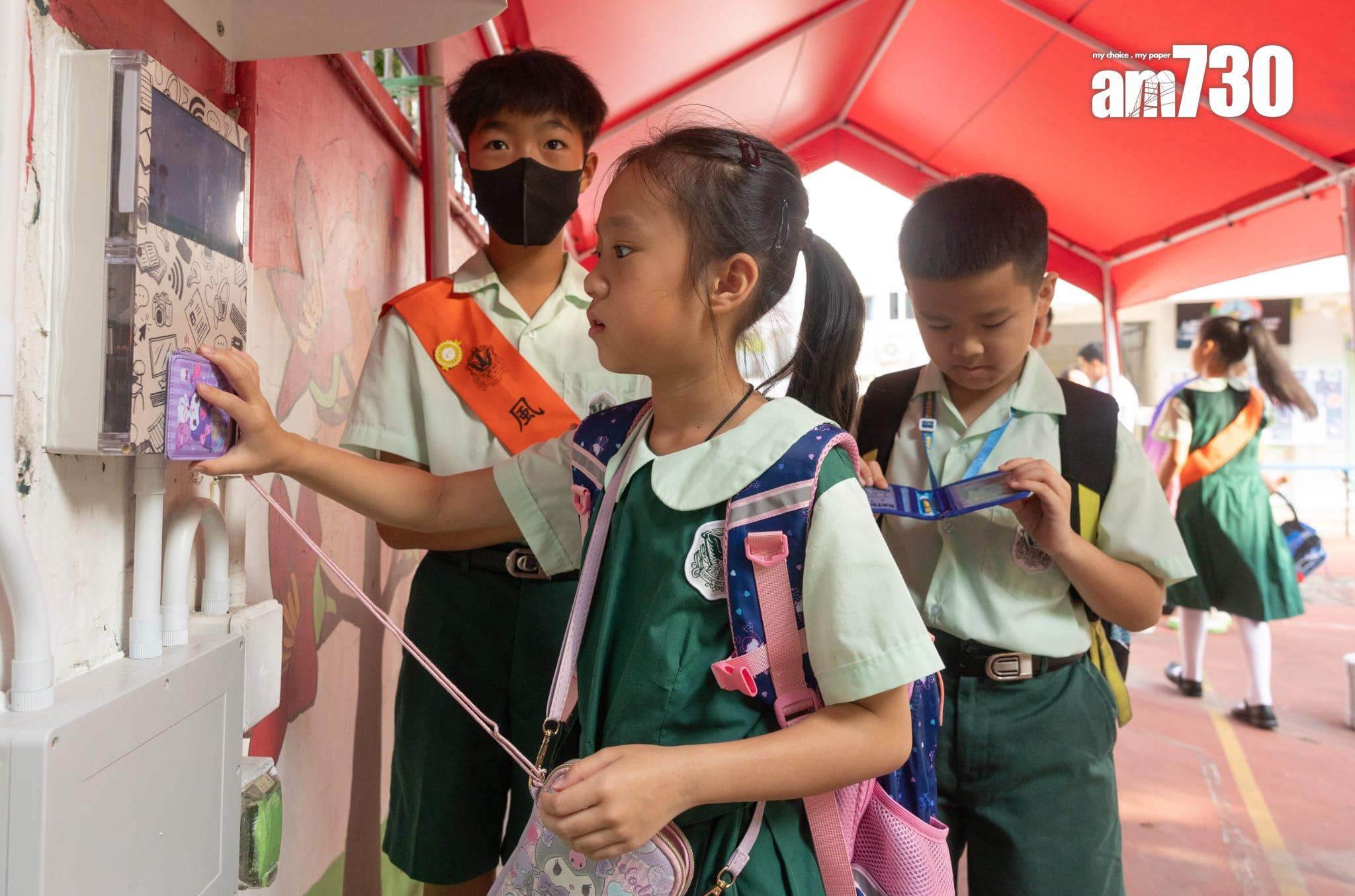 今日是9月2日開學日,在北區一間小學,不少學生和家長一早趕到學校等候開學。(蘇文傑攝)