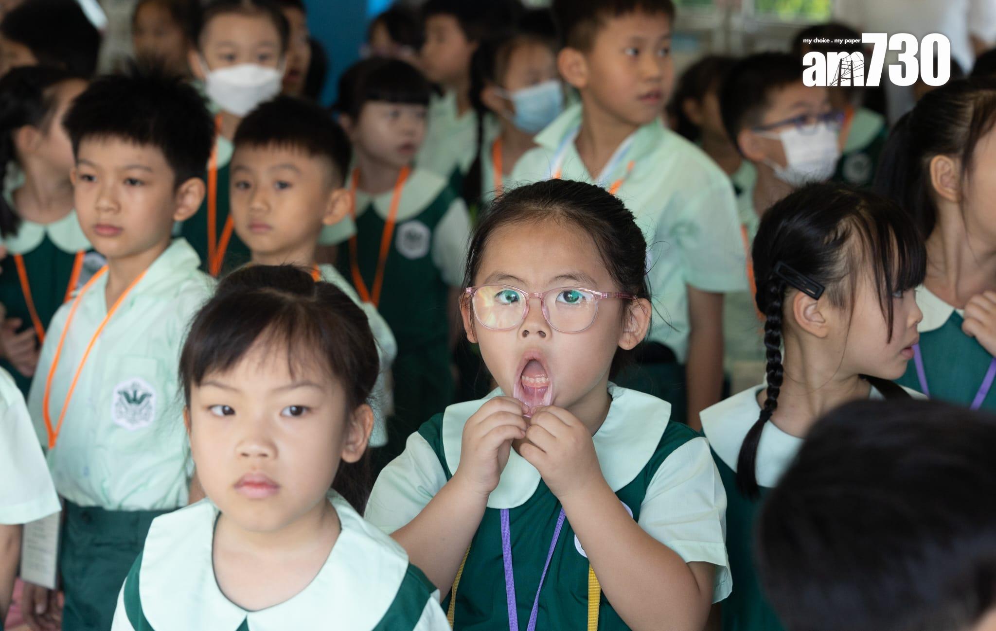 今日是9月2日開學日,在北區一間小學,不少學生和家長一早趕到學校等候開學。(蘇文傑攝)