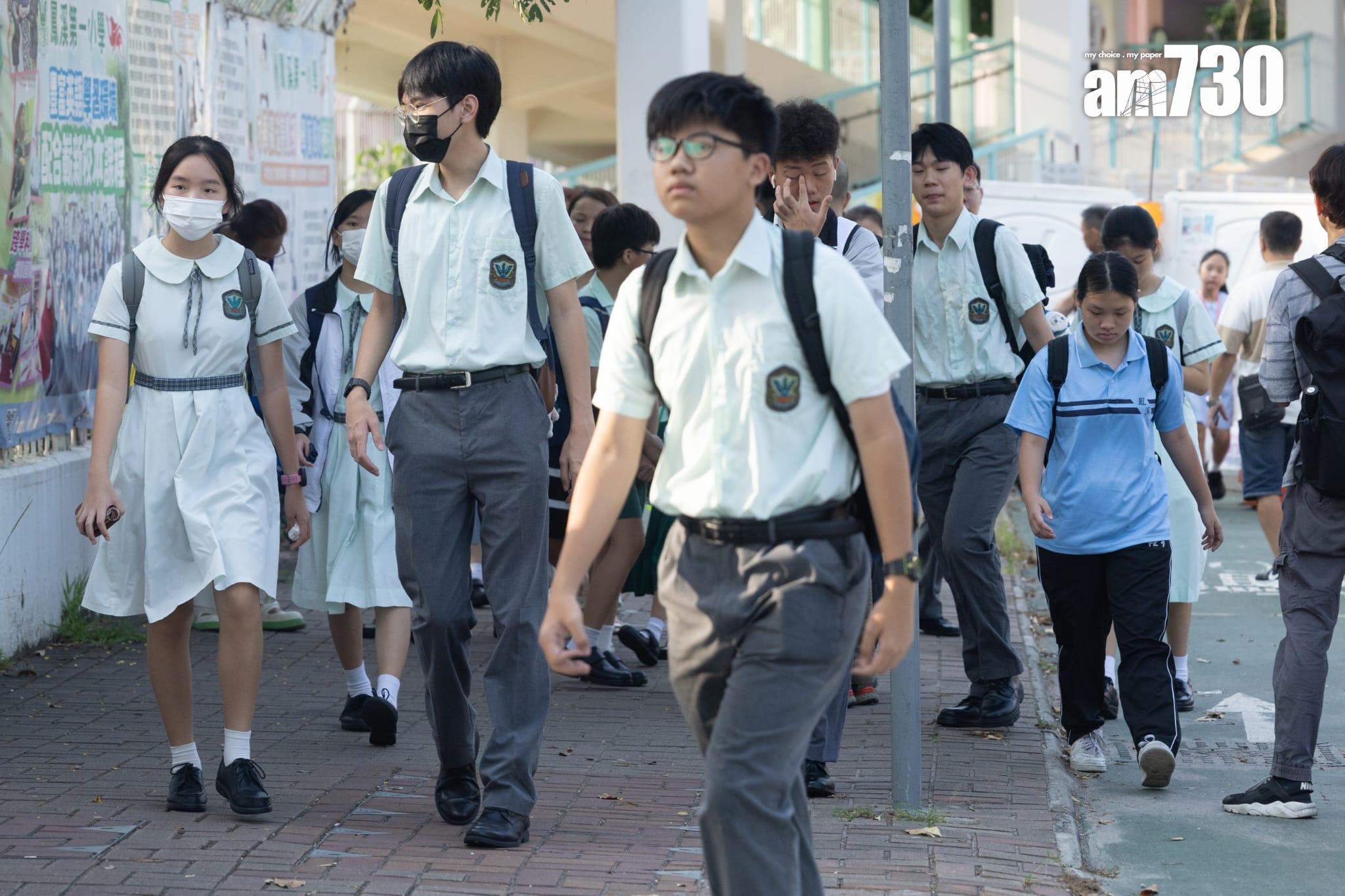 今日是9月2日開學日,不少學生和家長一早趕到學校等候開學。(蘇文傑攝)