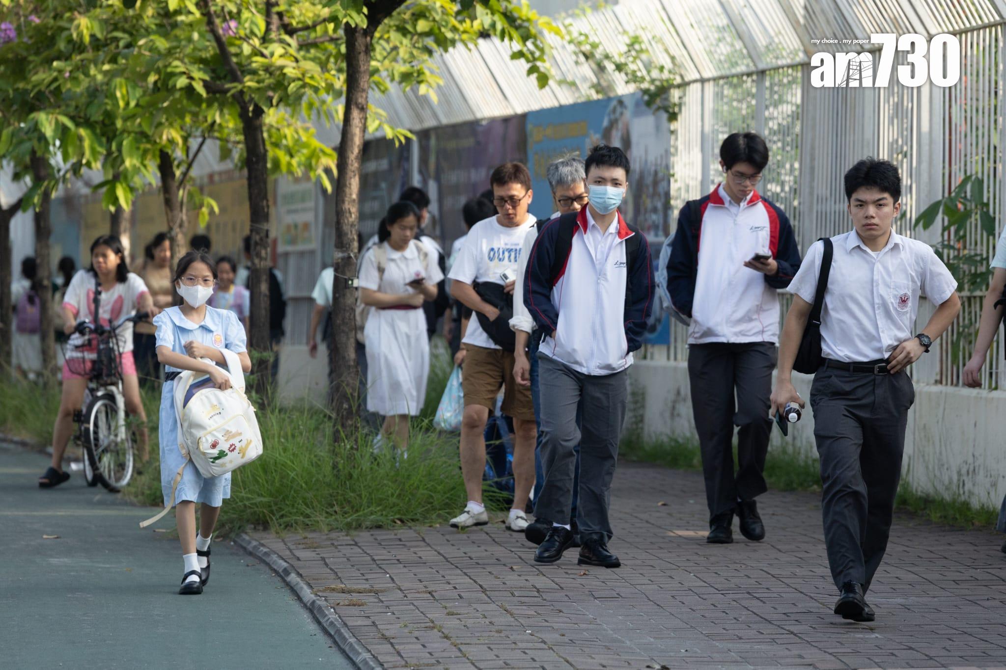 今日是9月2日開學日,不少學生和家長一早趕到學校等候開學。(蘇文傑攝)