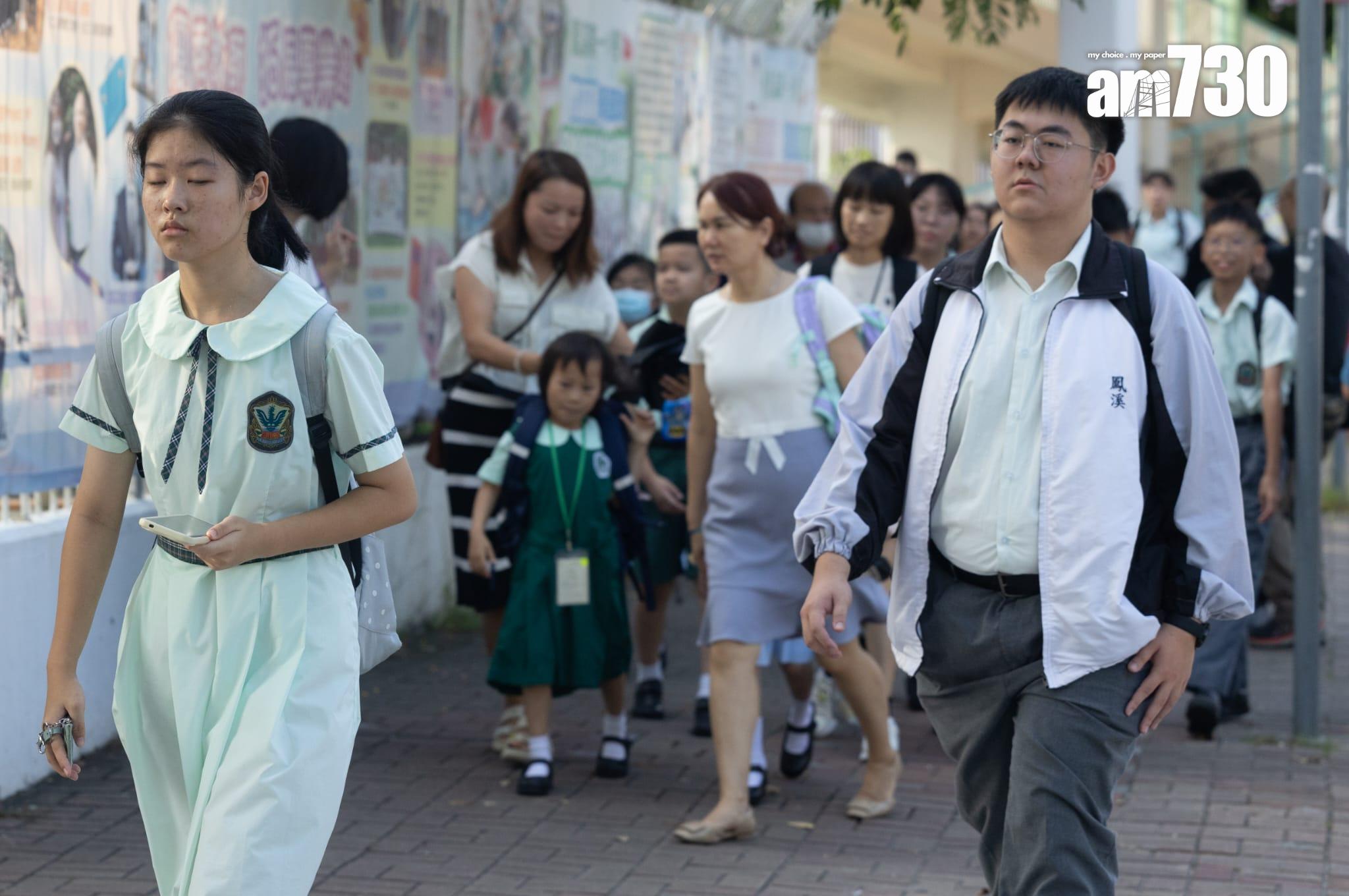 今日是9月2日開學日,不少學生和家長一早趕到學校等候開學。(蘇文傑攝)