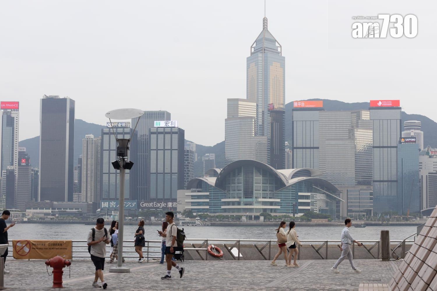 摩羯颱風|天文台指將於晚上6時40分改掛三號風球。(蘇文傑攝)