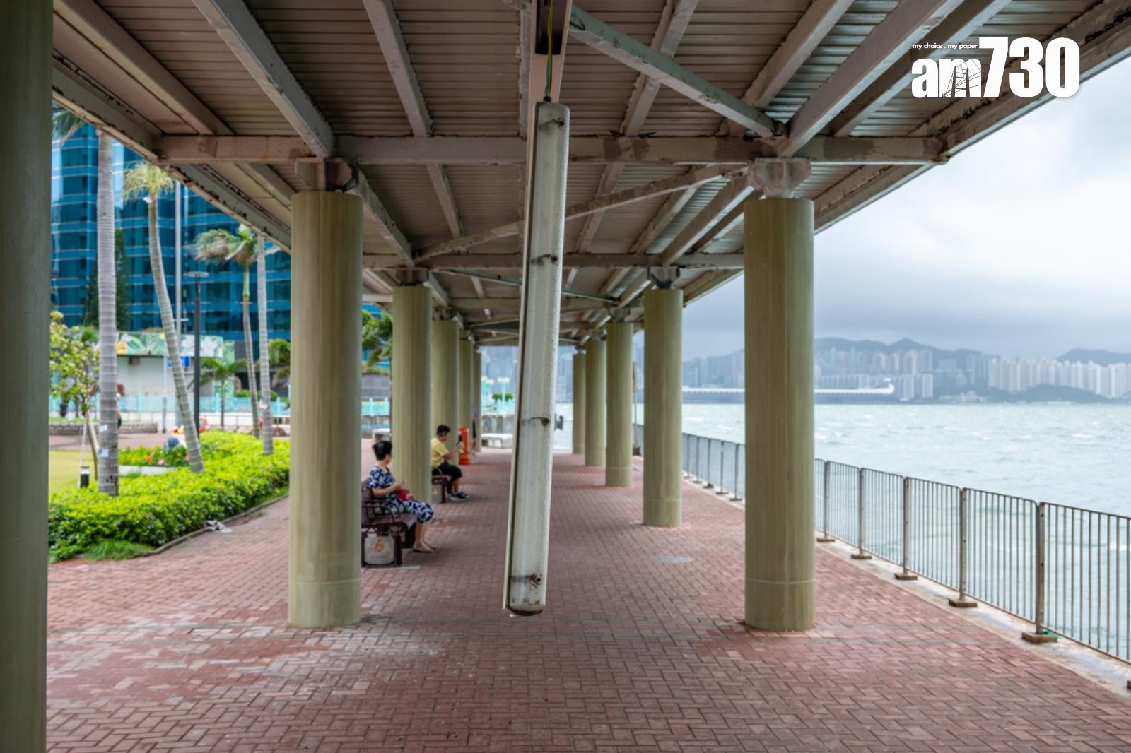 摩羯|8號風球期間,有掛在鐵柱上的街燈被風吹跌。(陳奕釗攝)