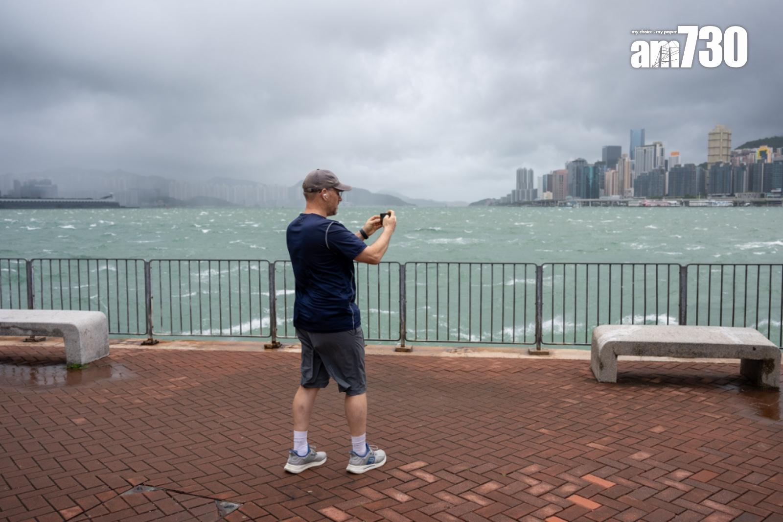 摩羯|有市民在岸邊拍照。(陳奕釗攝)