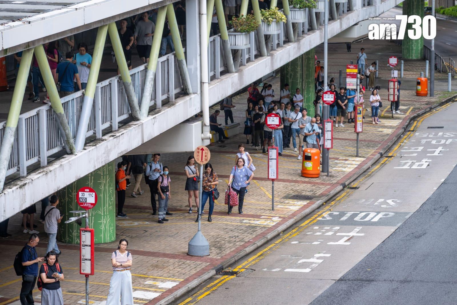 天文台改發三號風球,不少巿民陸續上班。(陳奕釗攝)