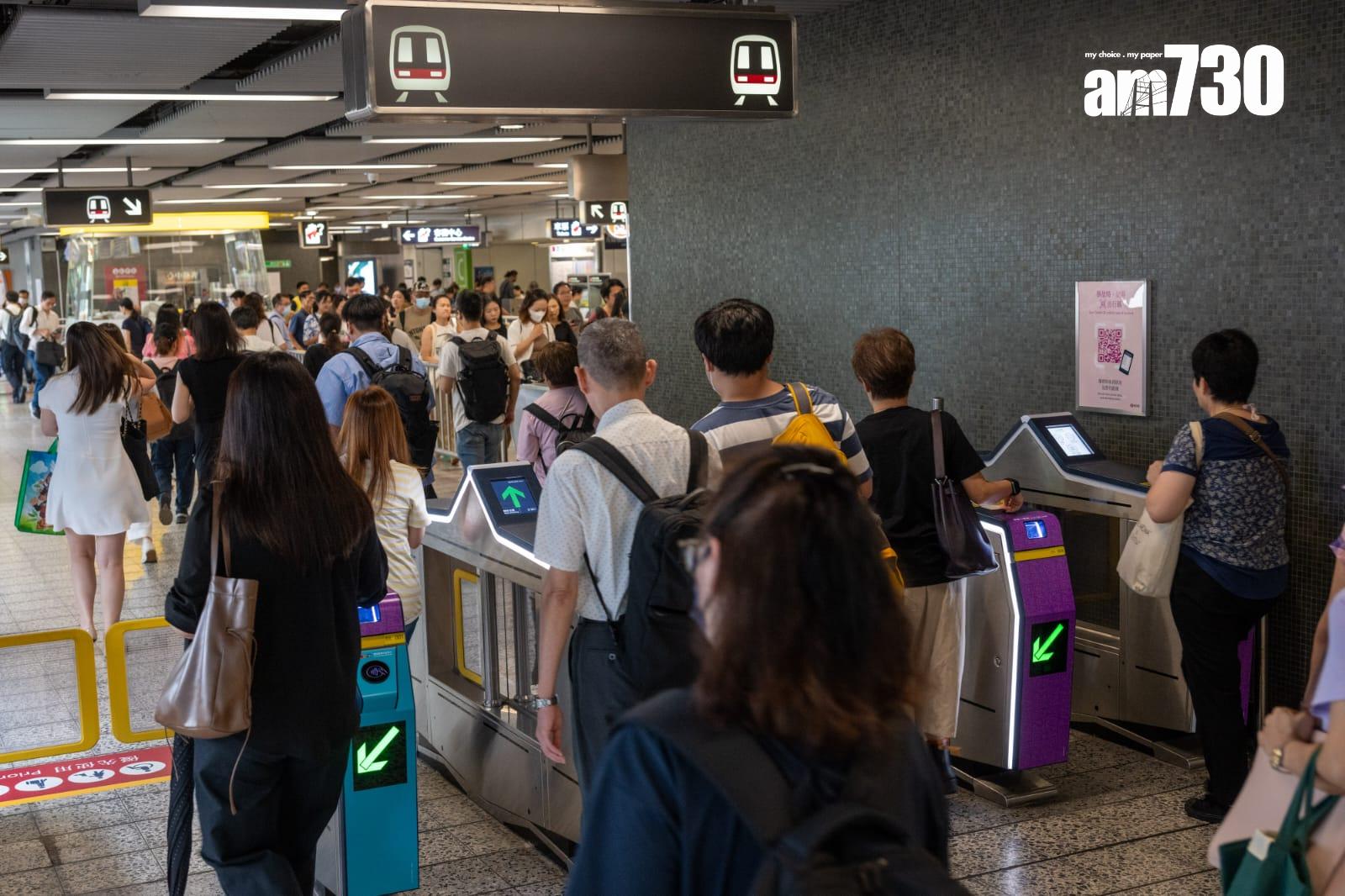 天文台改發三號風球,不少巿民陸續上班。(陳奕釗攝)
