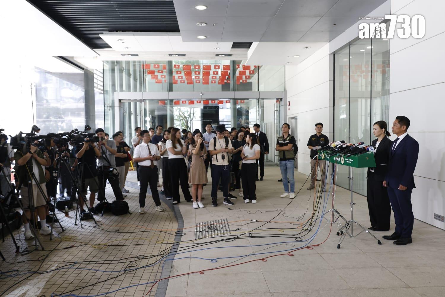 舒適堡結業|海關和警方下午交代拘捕兩名董事詳情。(林俊源攝)