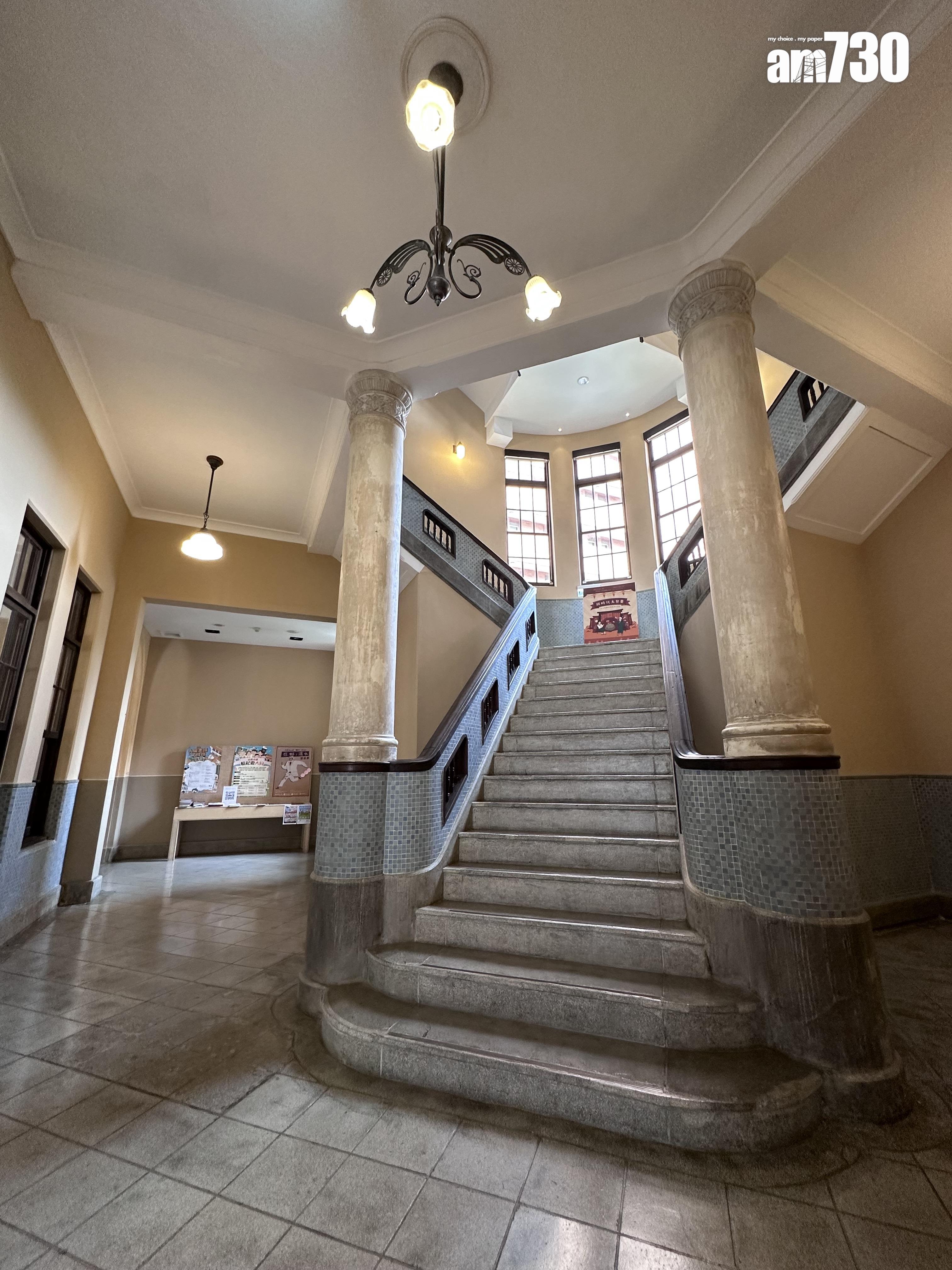 通往2樓的中央樓梯,宏偉石柱鋪設精緻的磨石子和馬賽克瓷磚。