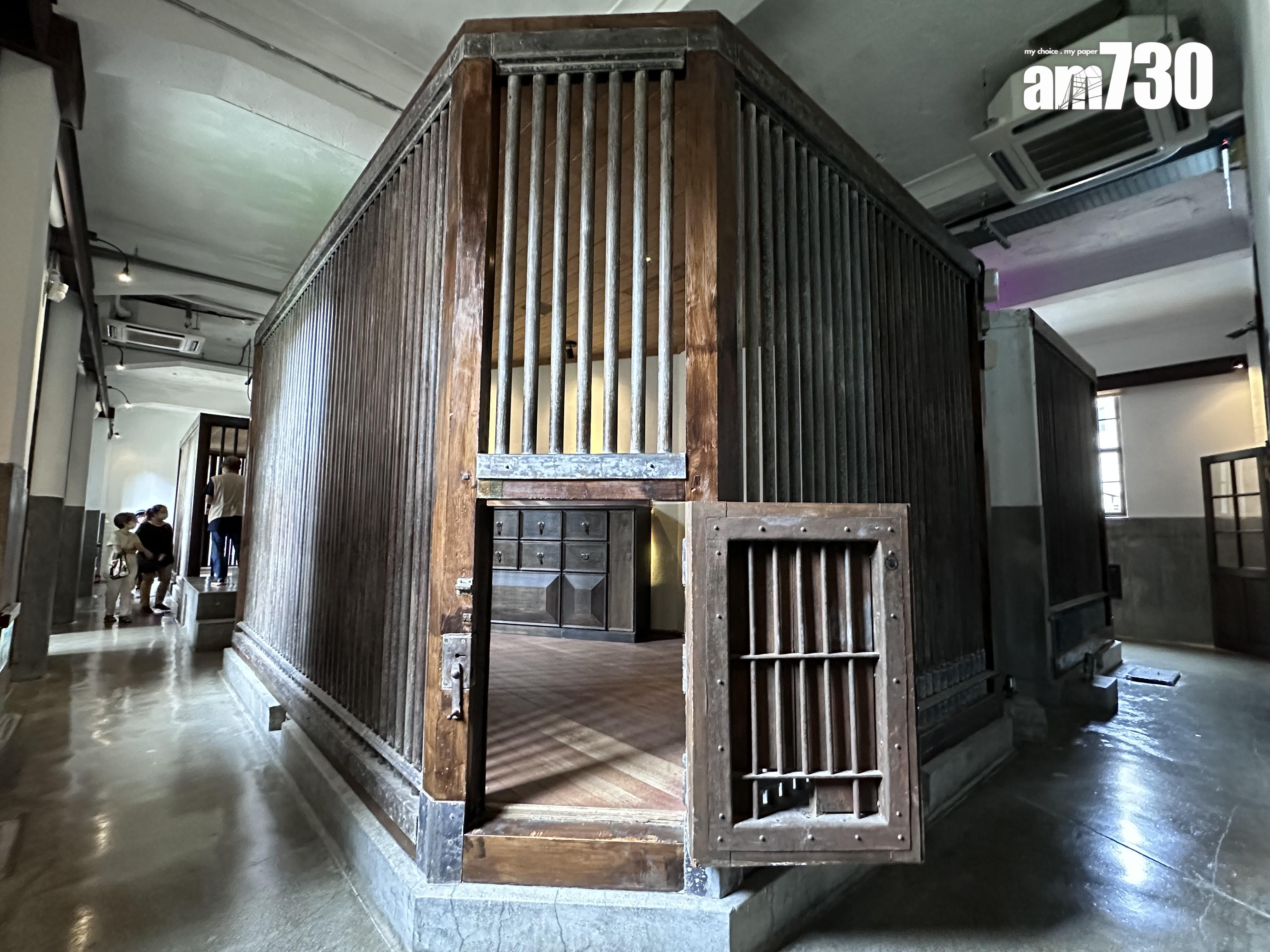 拘留所以環景式設計,密麻麻的木欄柵,彷彿與外界完全隔絕。