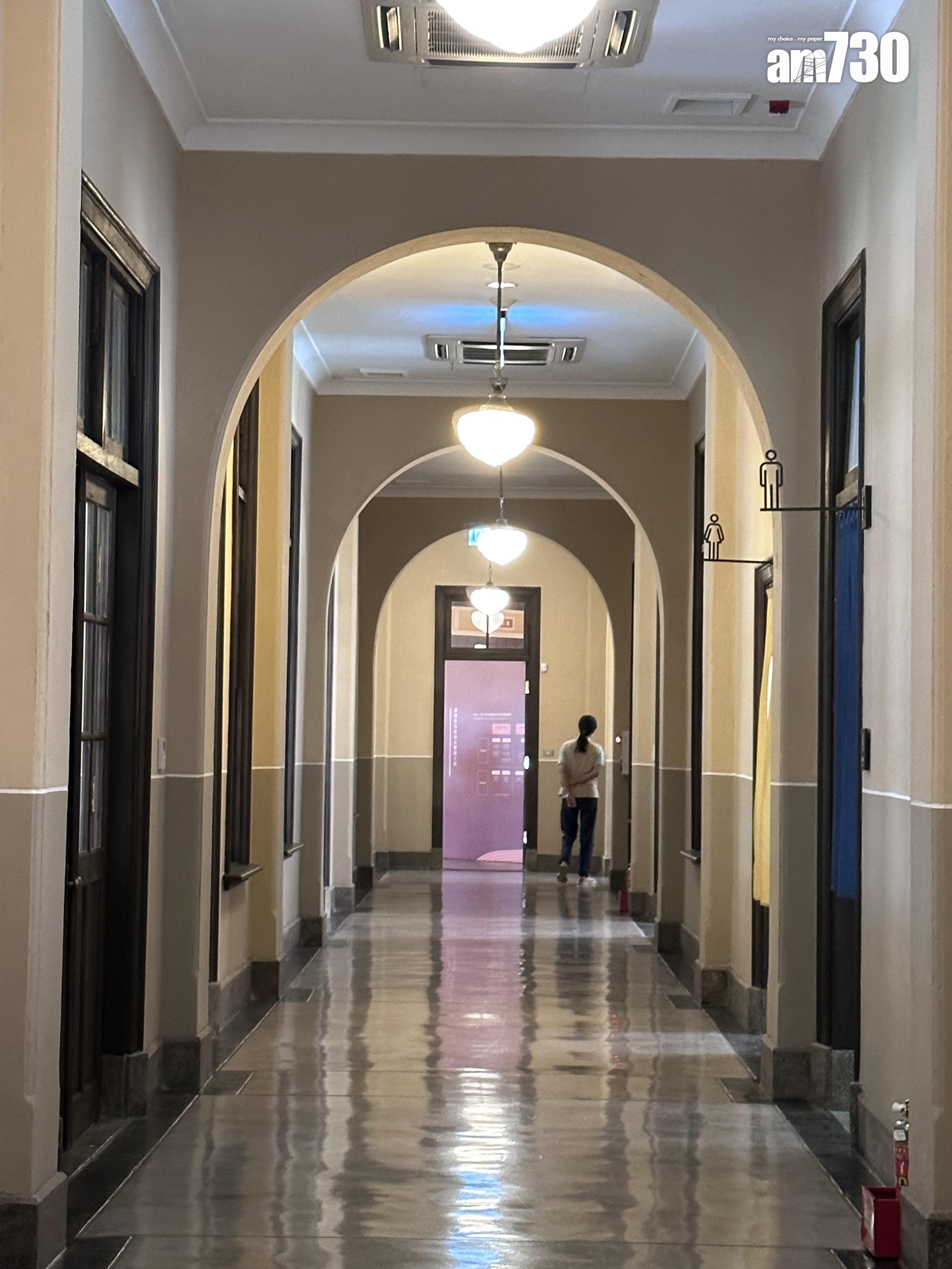 長廊築有拱型樑柱,加上昏黃的燈光,像極老電影場景。