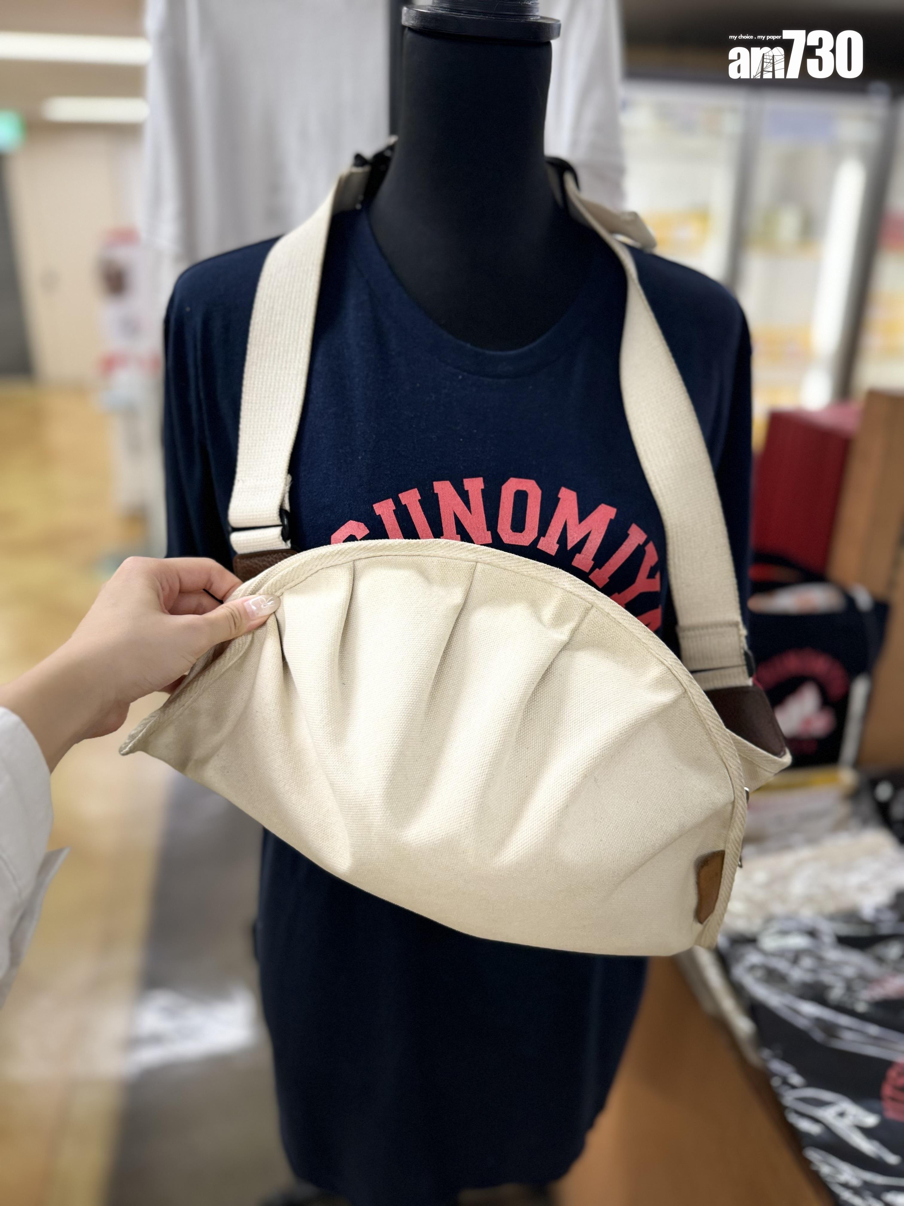 商店旁邊有售不同與餃子有關的周邊商品。