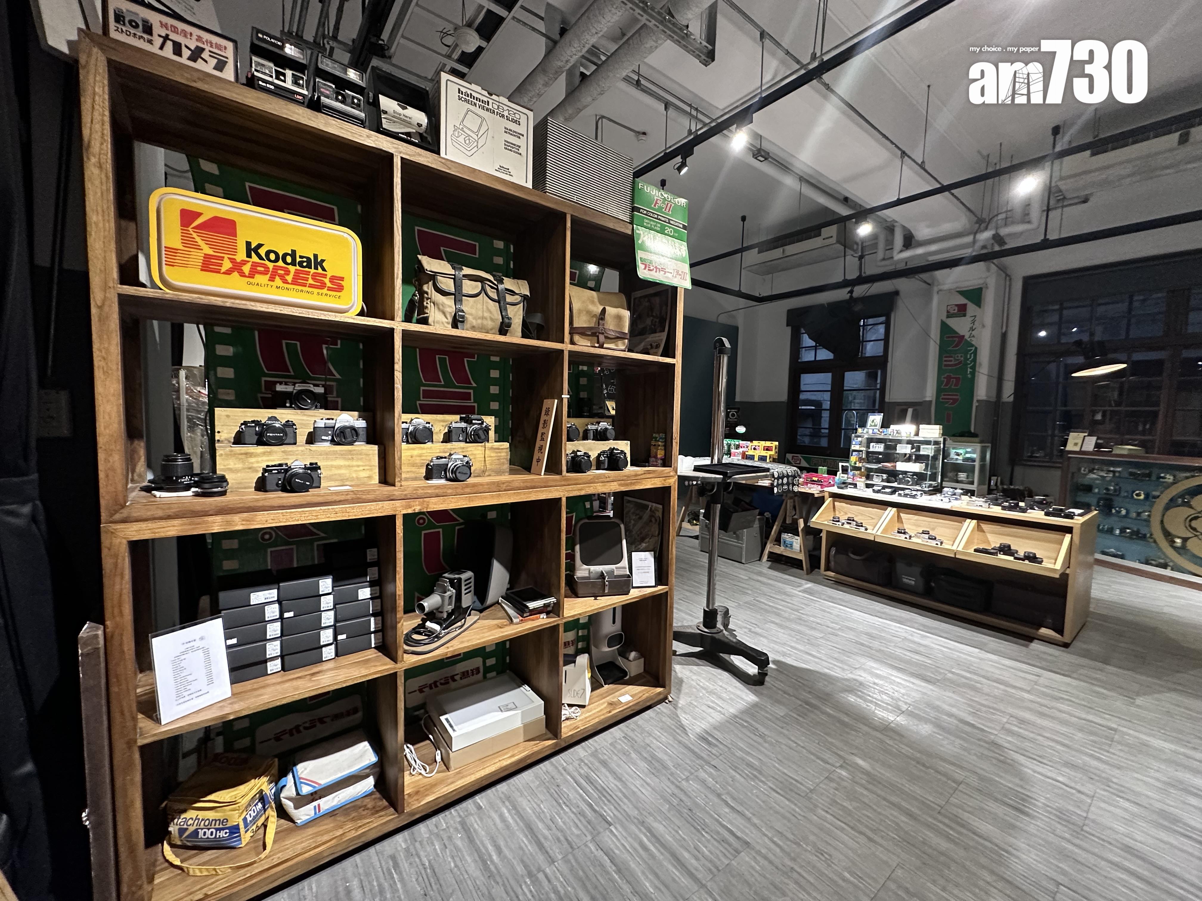 店內置滿老闆的中古相機收藏,攝影迷一定瘋狂。
