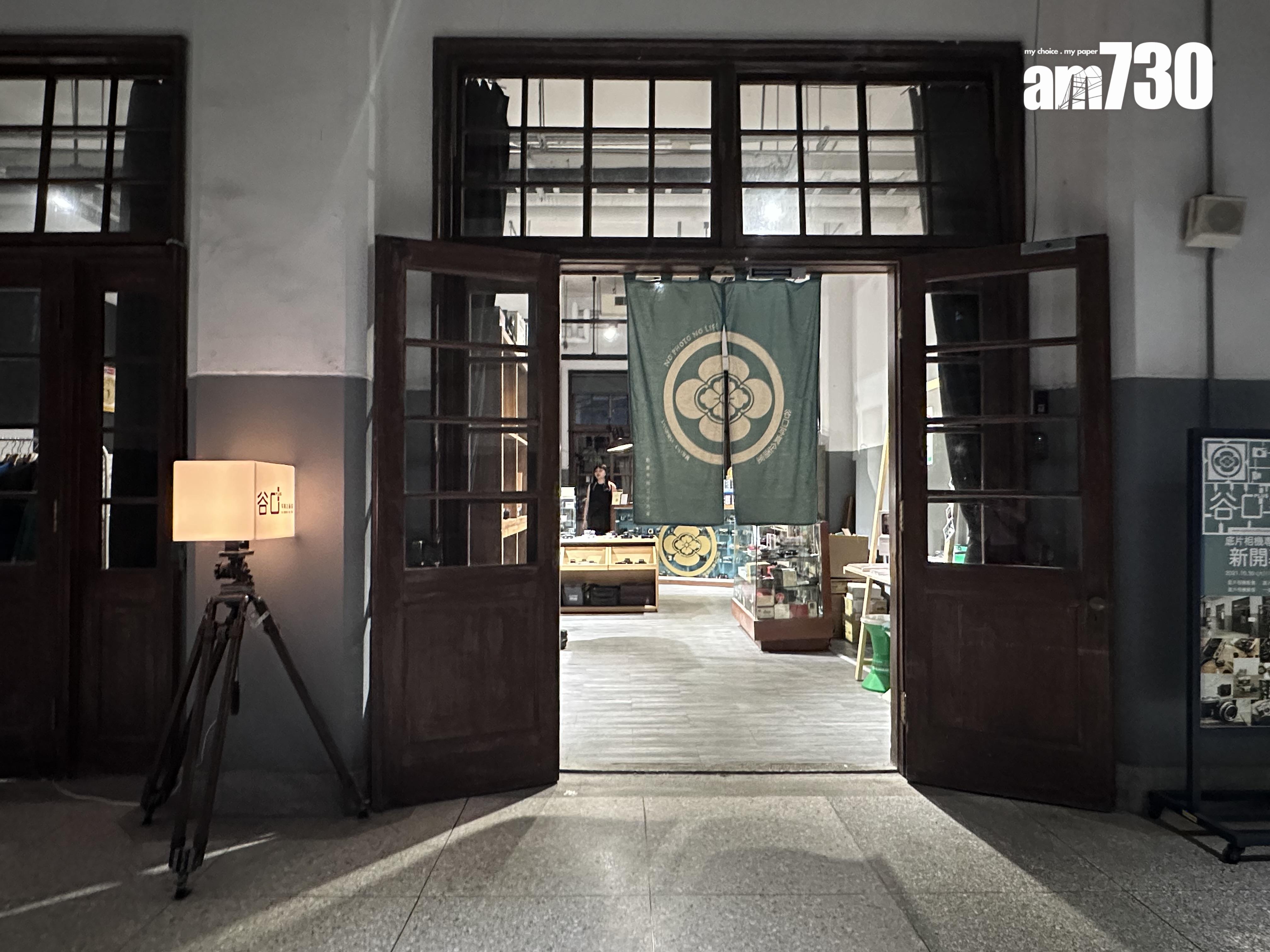 入口的燈箱和門簾,充滿大正浪漫風格,乃打卡位。