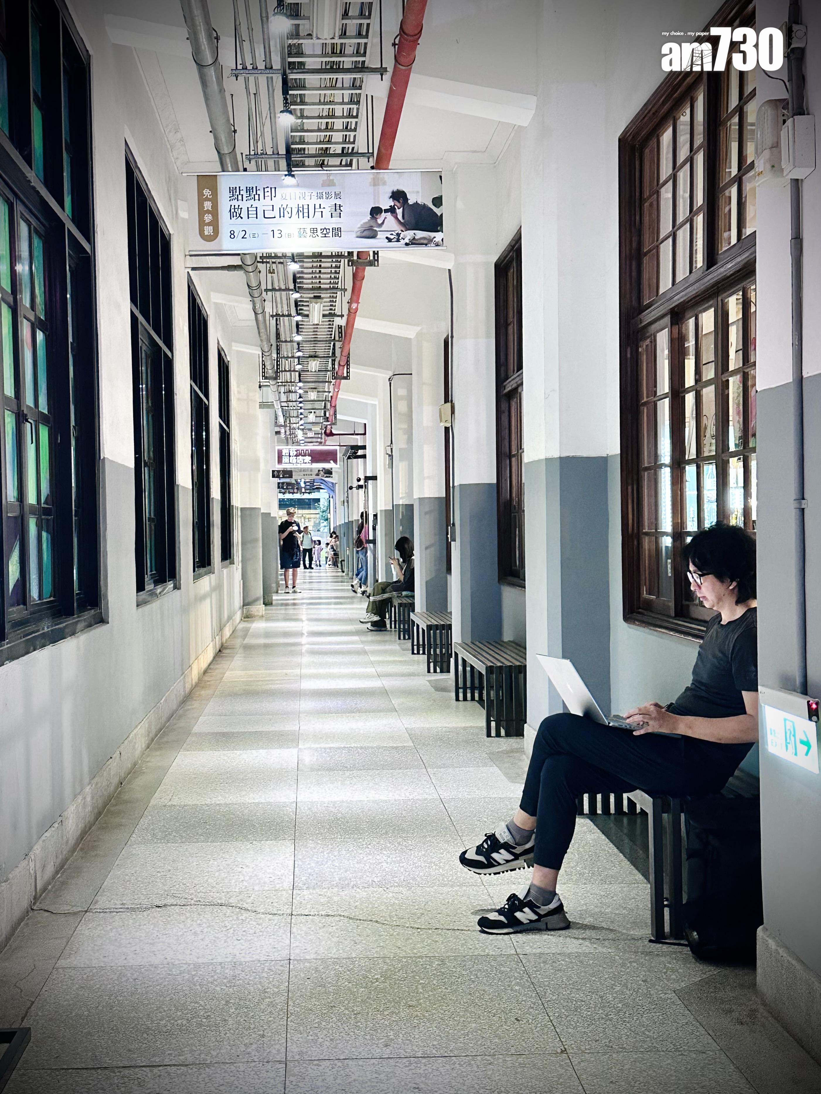 長走廊已成松山標記,常見文青低頭看書或寫作。