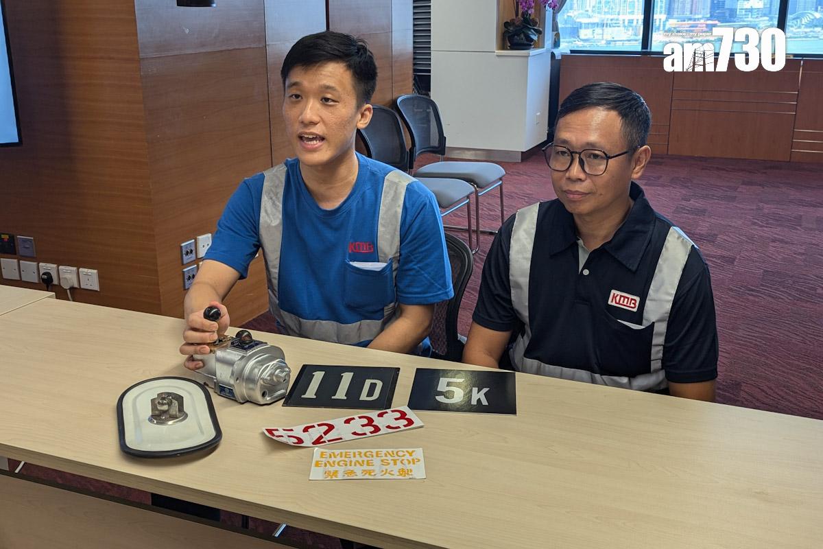 龔儉鋒(右)和葉沼淦(左)介紹將展出的舊式巴士相關物品。(羅庸軒攝)